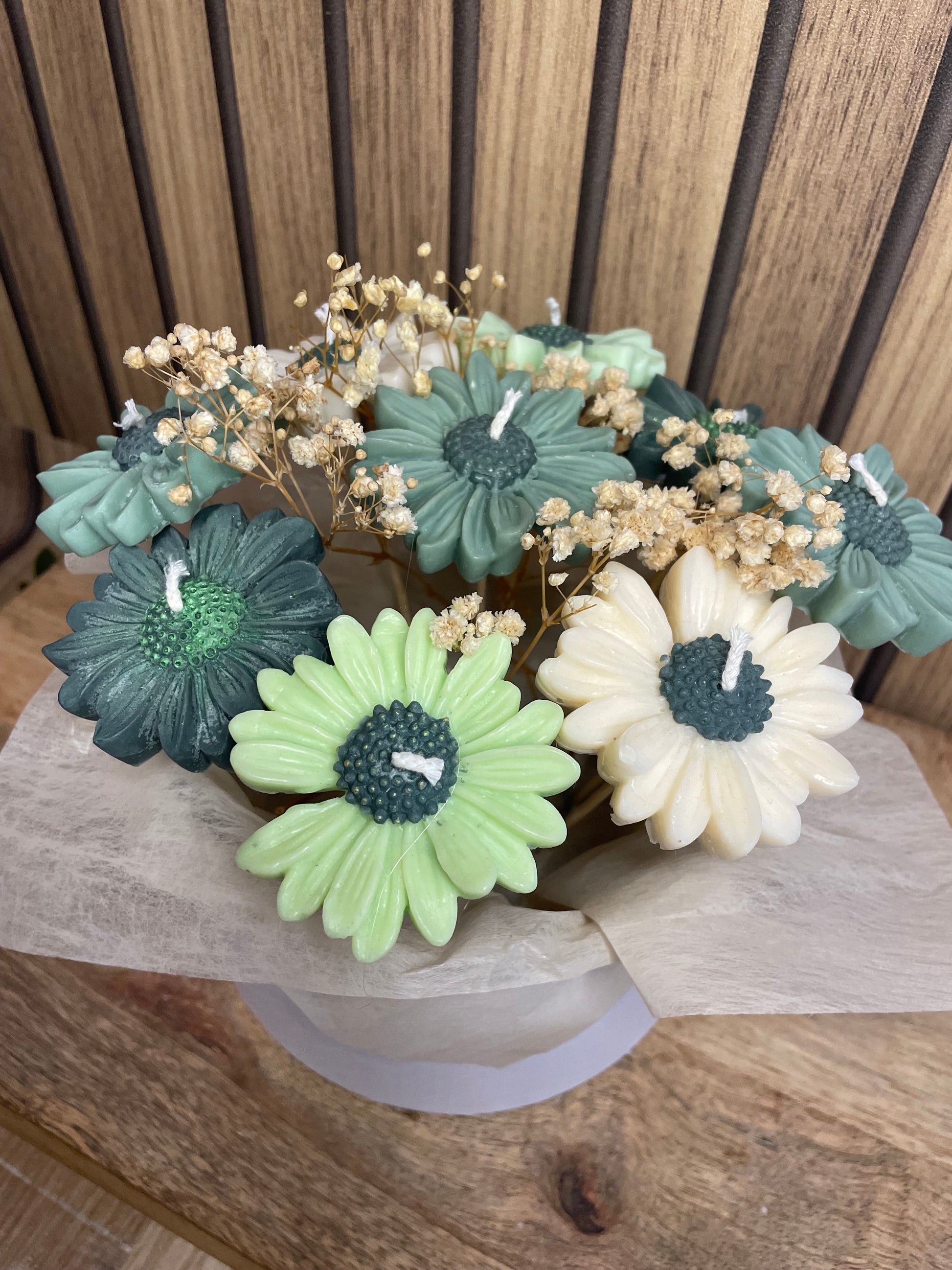 Bouquet de bougies parfumées. Fleurs marguerites et fleurs séchées. Fabrication artisanale fait main. Cire végétal et parfum de Grasse. Bougie artisanale. Cadeaux fêtes événements et cérémonies. Boîte à fleurs. Anniversaire baptême communion plaisir d’offrir. Boîte cadeaux. Fête des mères, saint Valentin.
