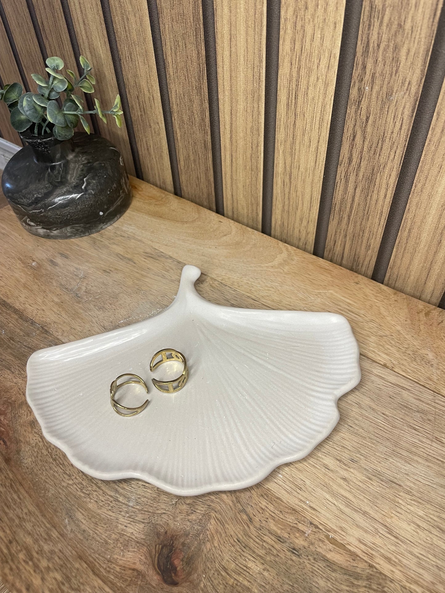 Vide poche feuille. Déco. Objets déco. A personnaliser. Tendance. Déposez vos bijoux, vos clés, vos pièces de monnaies. Maison. Poudre de moulage écologique. Artisan Français. Fait main. Cadeaux. Vous pouvez y faire fondre vos bougies.