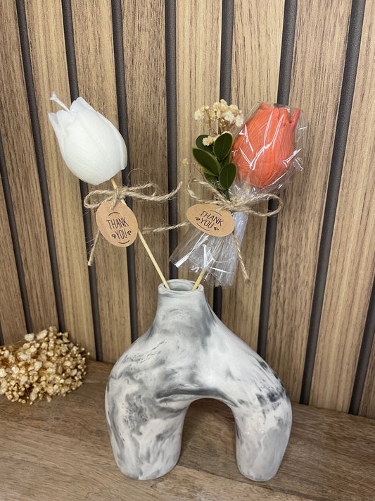 Décoration et cadeau tulipes parfumée pivoine à personnaliser. Cire végétal et fragrances de Grasse. Bougie artisanale. Cadeaux invités cérémonies et événements. Mariage baptême anniversaire communion. Plaisir d’offrir