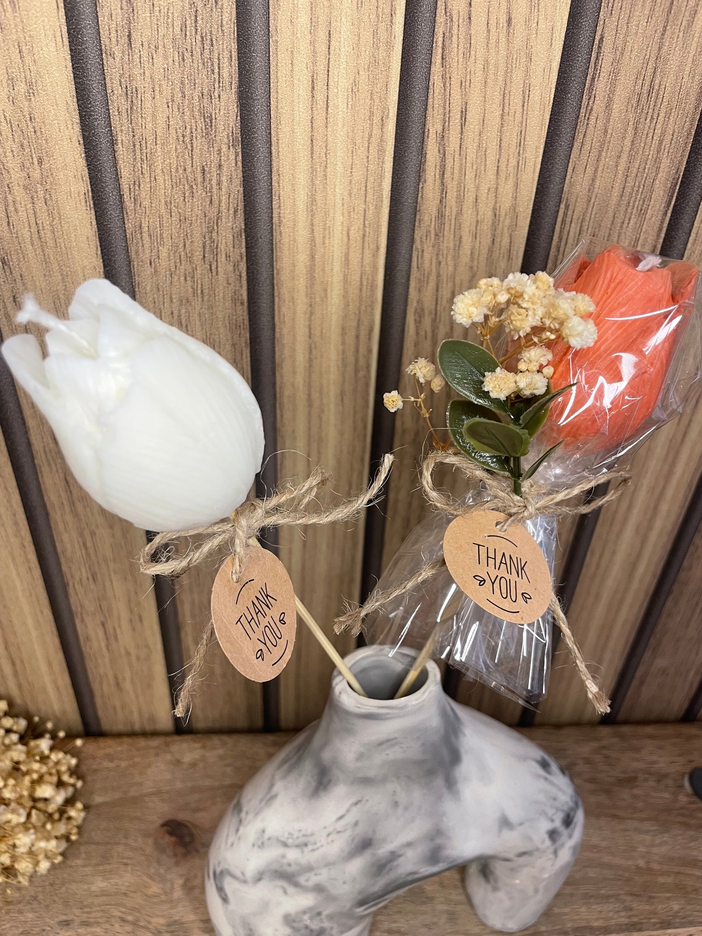 Décoration et cadeau tulipes parfumée pivoine à personnaliser. Cire végétal et fragrances de Grasse. Bougie artisanale. Cadeaux invités cérémonies et événements. Mariage baptême anniversaire communion. Plaisir d’offrir