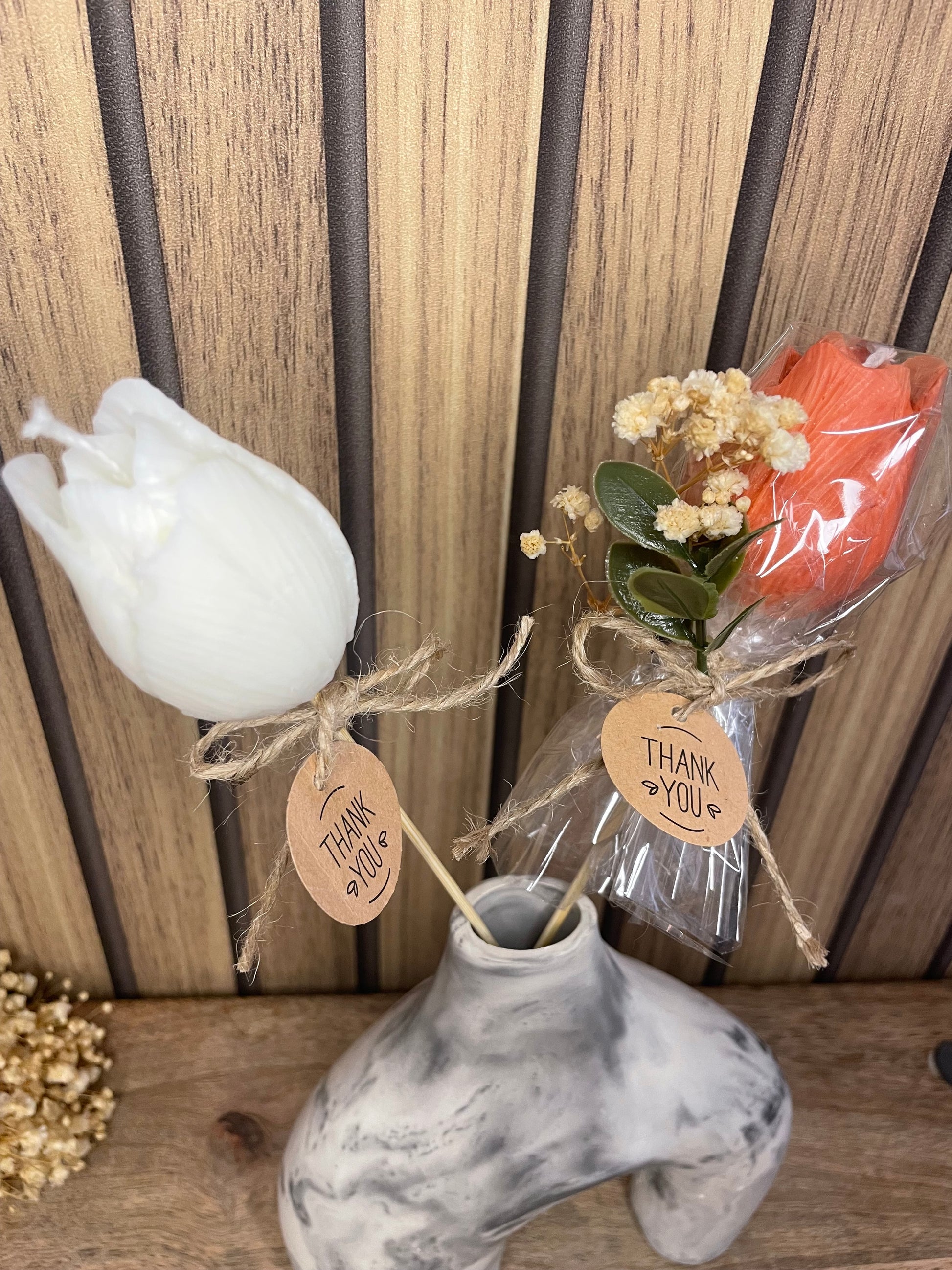 Décoration et cadeau tulipes parfumée pivoine à personnaliser. Cire végétal et fragrances de Grasse. Bougie artisanale. Cadeaux invités cérémonies et événements. Mariage baptême anniversaire communion. Plaisir d’offrir