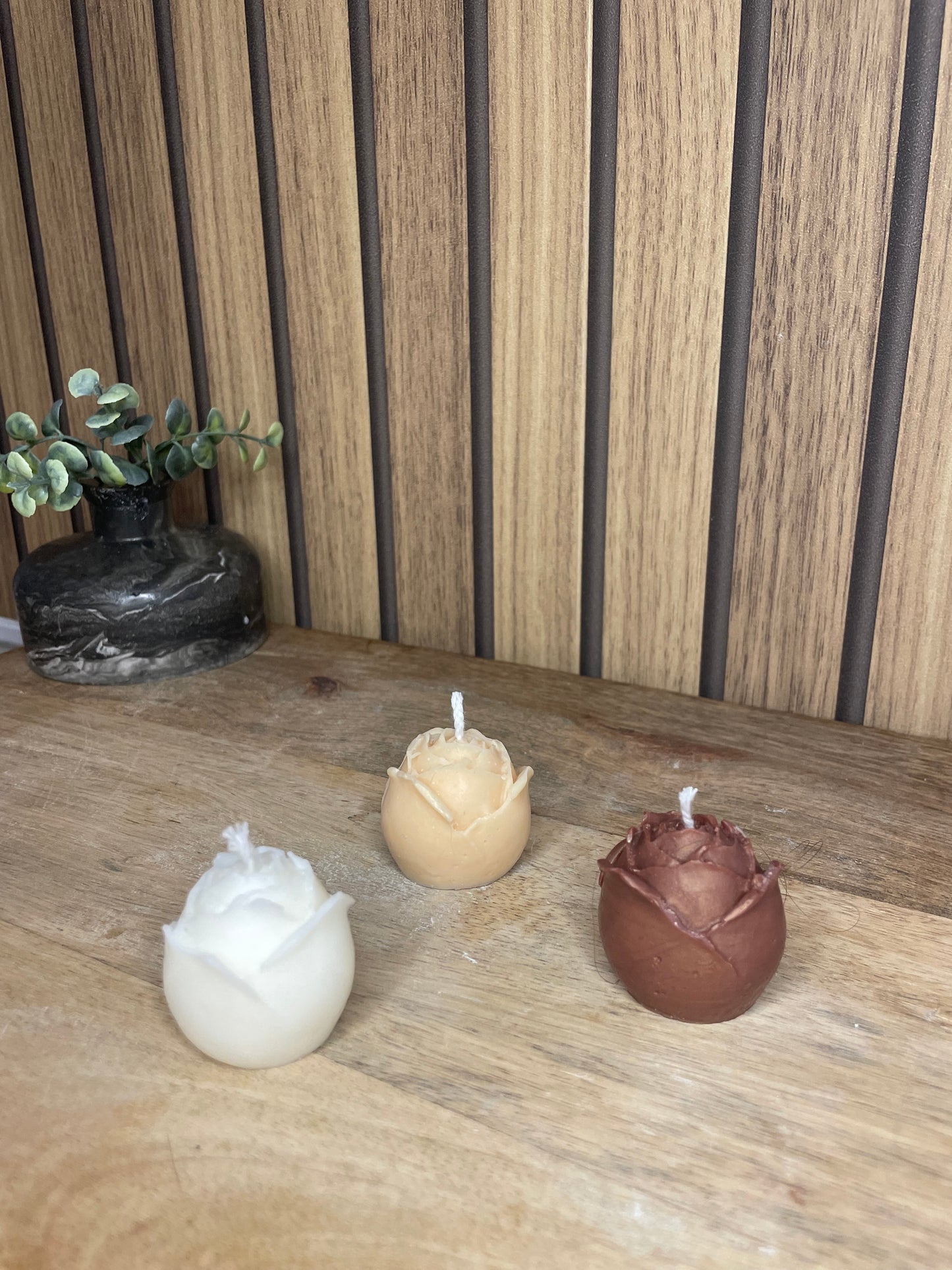 Décoration bougie parfumée en forme de roses personnalisable. Cire végétal et fragrances de Grasse. Bougie artisanale. Cadeaux pour événements et cérémonies