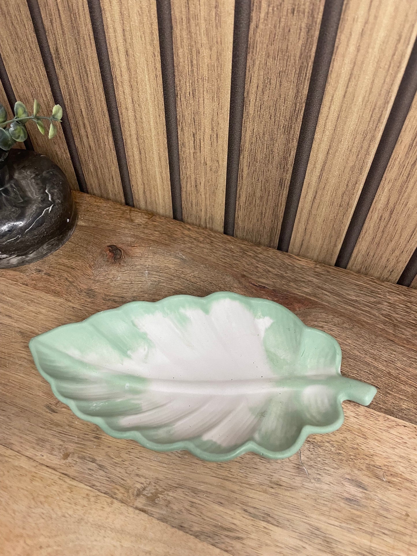 Vide poche feuille. Déco. Objets déco. A personnaliser. Tendance. Déposez vos bijoux, vos clés, vos pièces de monnaies. Maison. Poudre de moulage écologique. Artisan Français. Fait main. Cadeaux. Vous pouvez y faire fondre vos bougies.