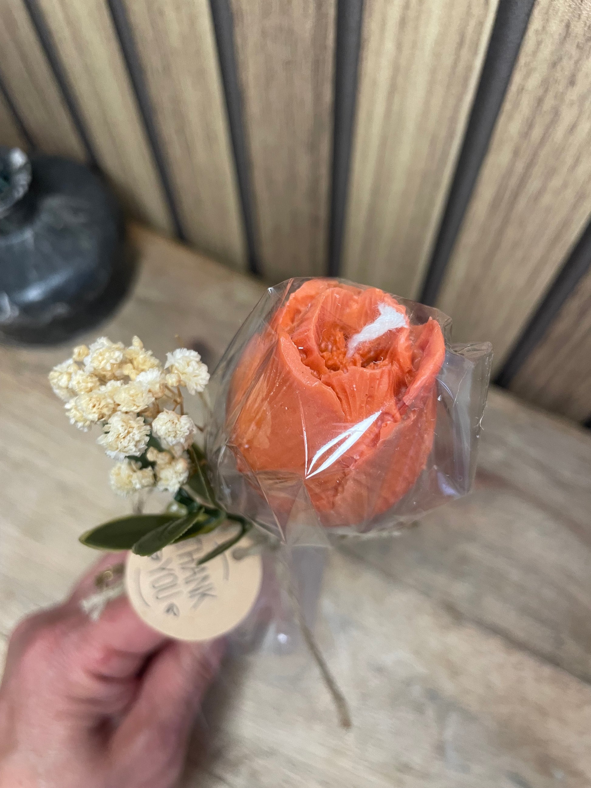 Décoration et cadeau tulipe parfumée pivoine à personnaliser. Cire végétal et fragrances de Grasse. Bougie artisanale. Cadeaux invités cérémonies et événements. Mariage baptême anniversaire communion. Plaisir d’offrir
