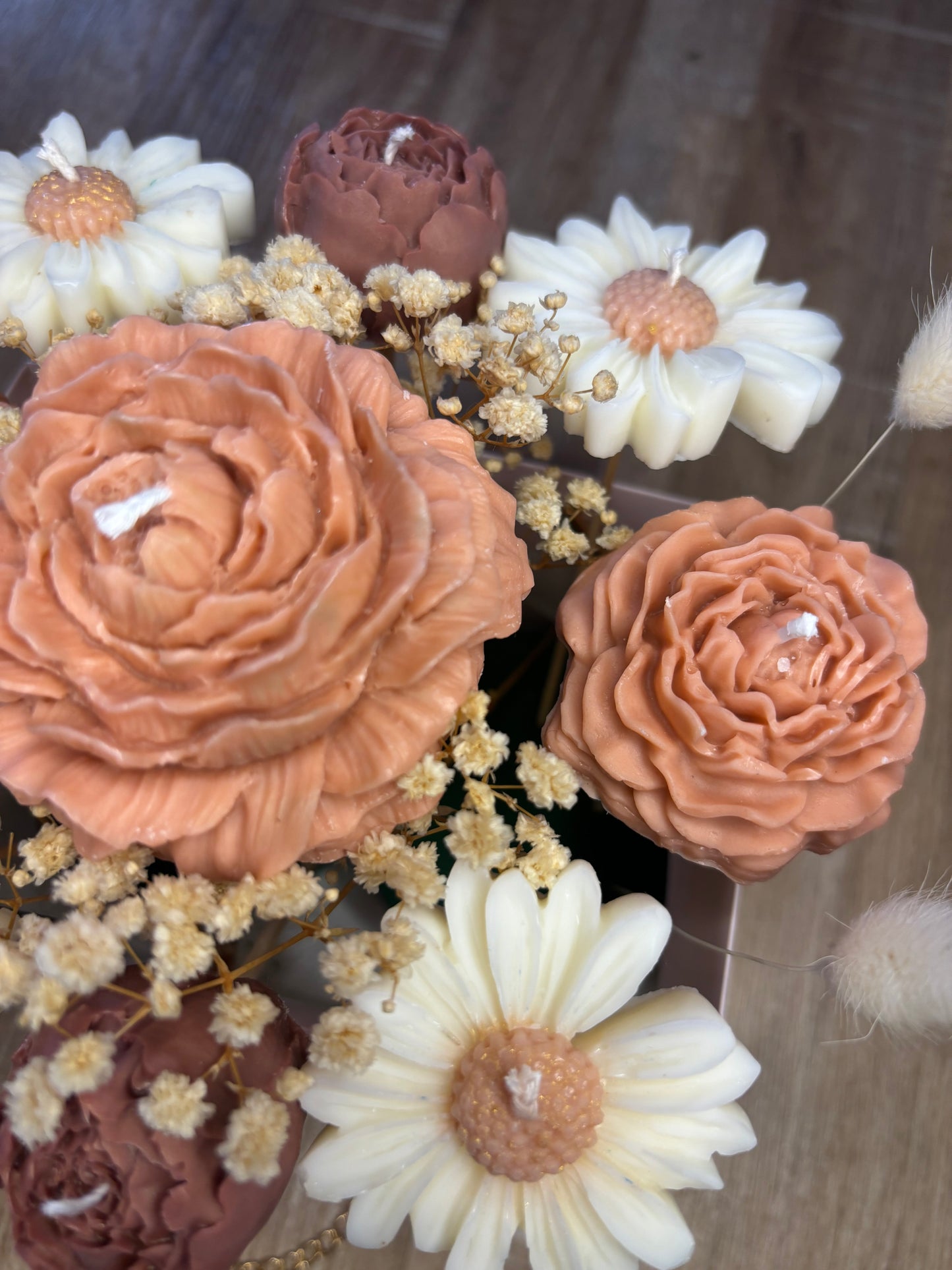 Bouquet de bougies parfumées. Fleurs pivoine rose tulipe marguerite et fleurs séchées. Fabrication artisanale fait main. Cire végétal et parfum de Grasse. Bougie artisanale. Cadeaux fêtes événements et cérémonies. Boîte à fleurs. Anniversaire baptême communion plaisir d’offrir. Bouquet de Noël. Idée cadeau. Déco de table.