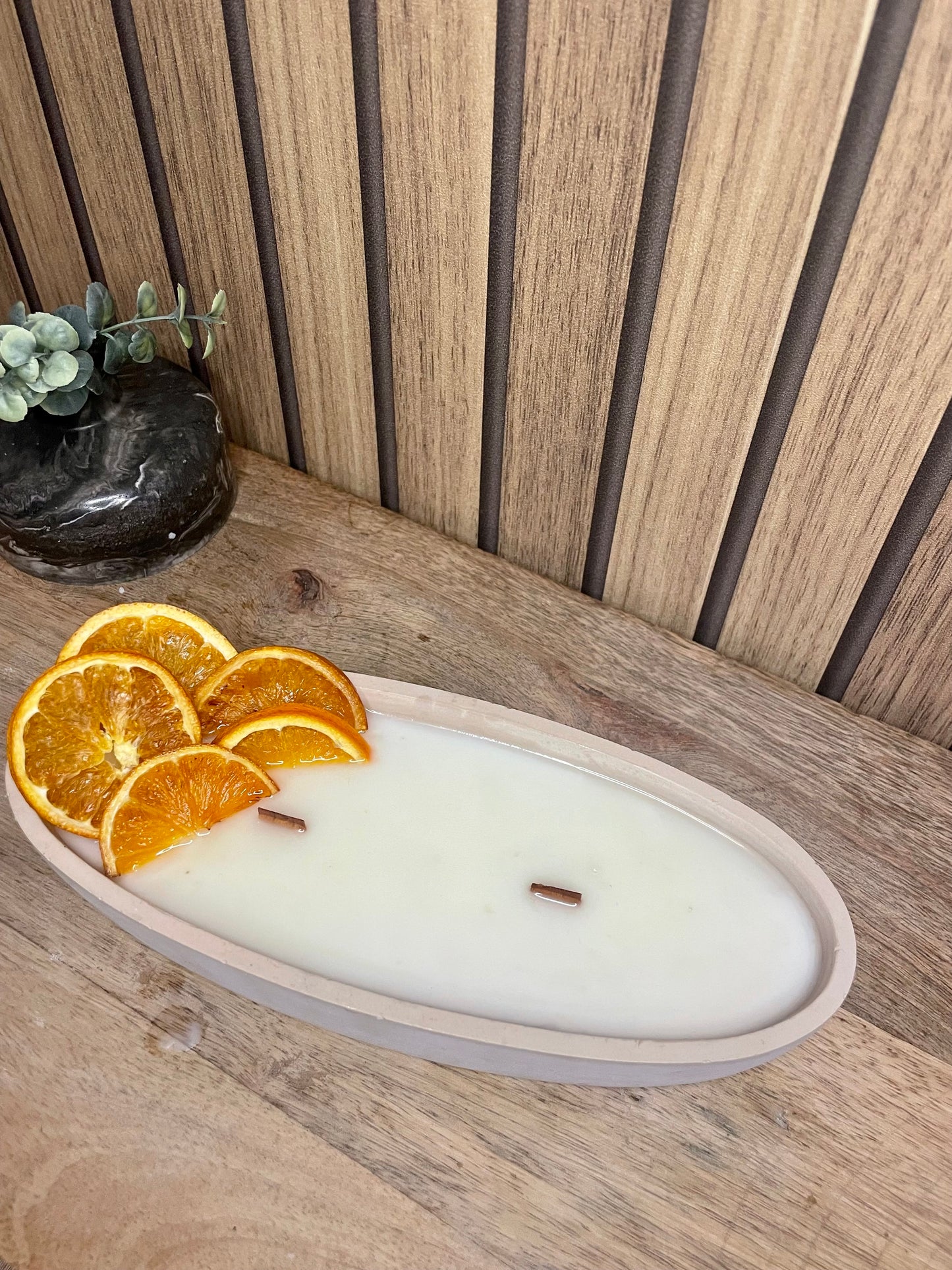 Décoration, objets déco, bougie parfumée. Oranges séchées. Personnaliser. Cire de soja et parfums de Grasse. France. Artisanat Français. Nouvelle collection. Couleur et senteur aux choix.
Vanille, Monoï.
Contenant poudre de moulage fait à la main.