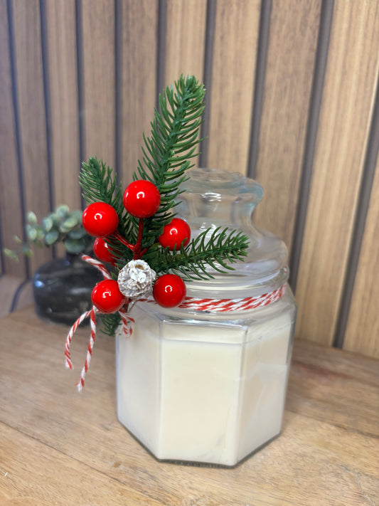 Bougie. Décoration de Noël. Idée cadeau. Sapin. Père Noël. Pomme de pin. Aiguilles de sapin. Baies.  Artisanat. Artisan. Petit créateur.
