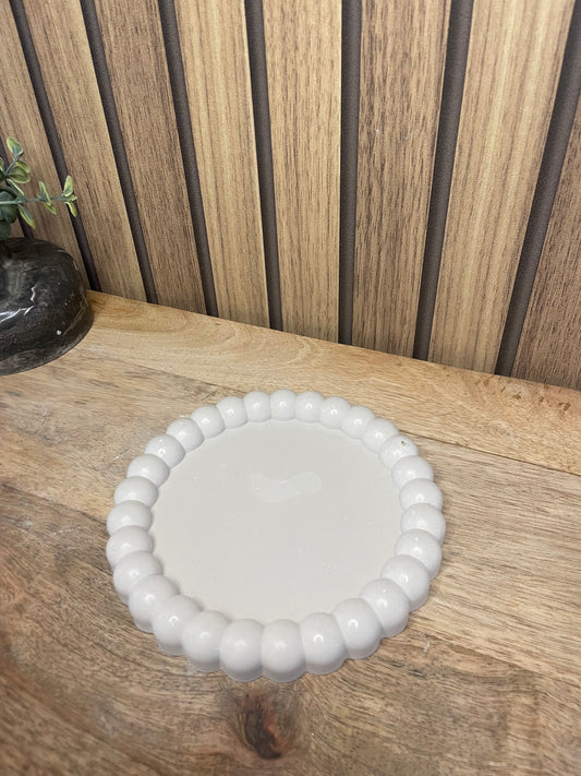 Plateau. Vide poche. Décoration. Plateau rond. Maison. Objets déco. A personnaliser. Tendance. Déposez vos bijoux, vos clés, vos bougies, vase, verres. Maison. Poudre de moulage écologique. Artisan Français. Fait main. Cadeaux. Vous pouvez y faire fondre vos bougies.