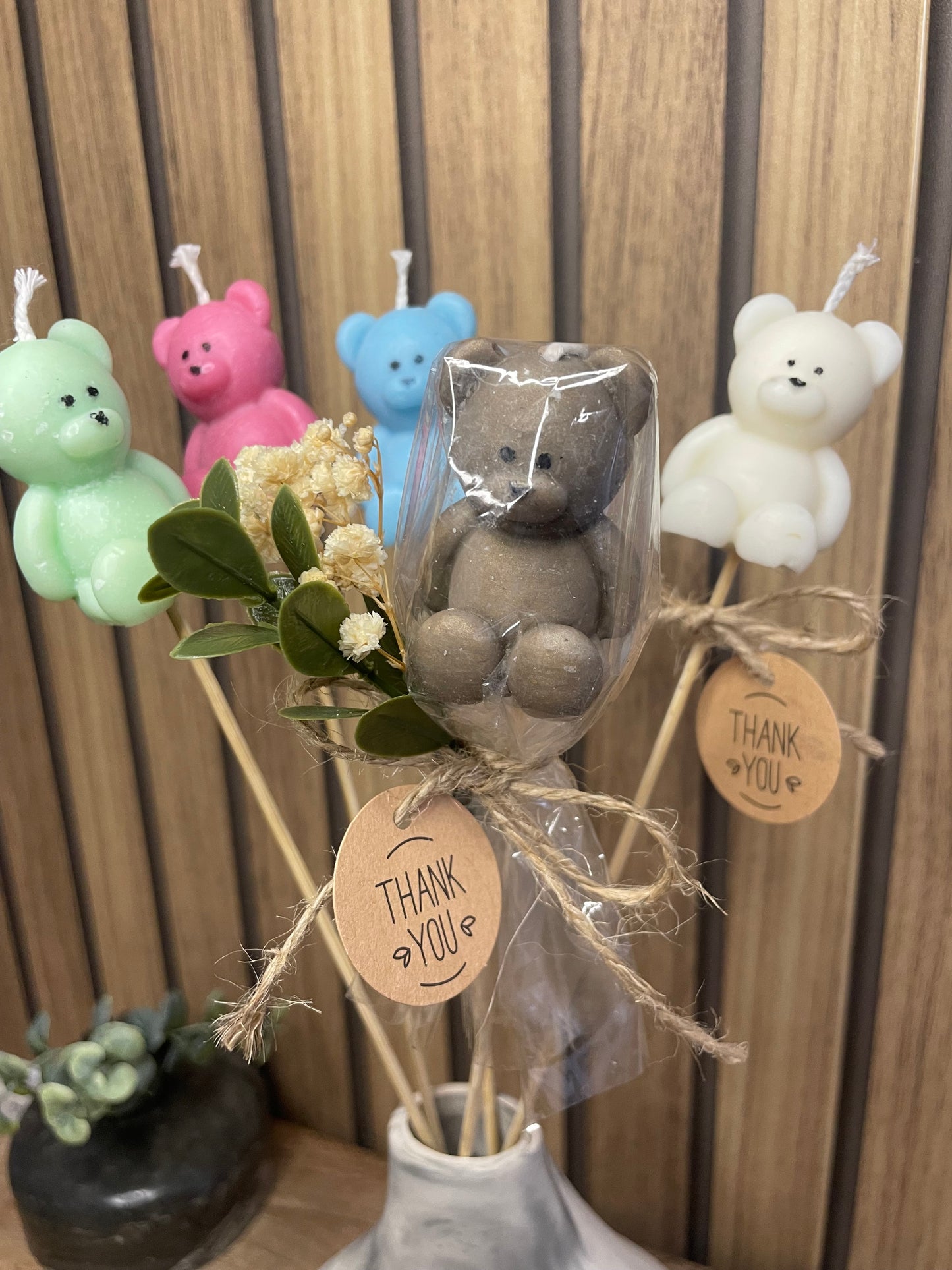Décoration et cadeau bougie nounours parfumée sur tige à personnaliser. Cire végétal et fragrances de Grasse. Bougie artisanale. Cadeaux invités cérémonies et événements. Mariage baptême anniversaire communion. Plaisir d’offrir événement cérémonie cadeaux invités fleurs séchées. Petit ours
Bleu vert rose blanc marron beige jaune orange terracotta noir