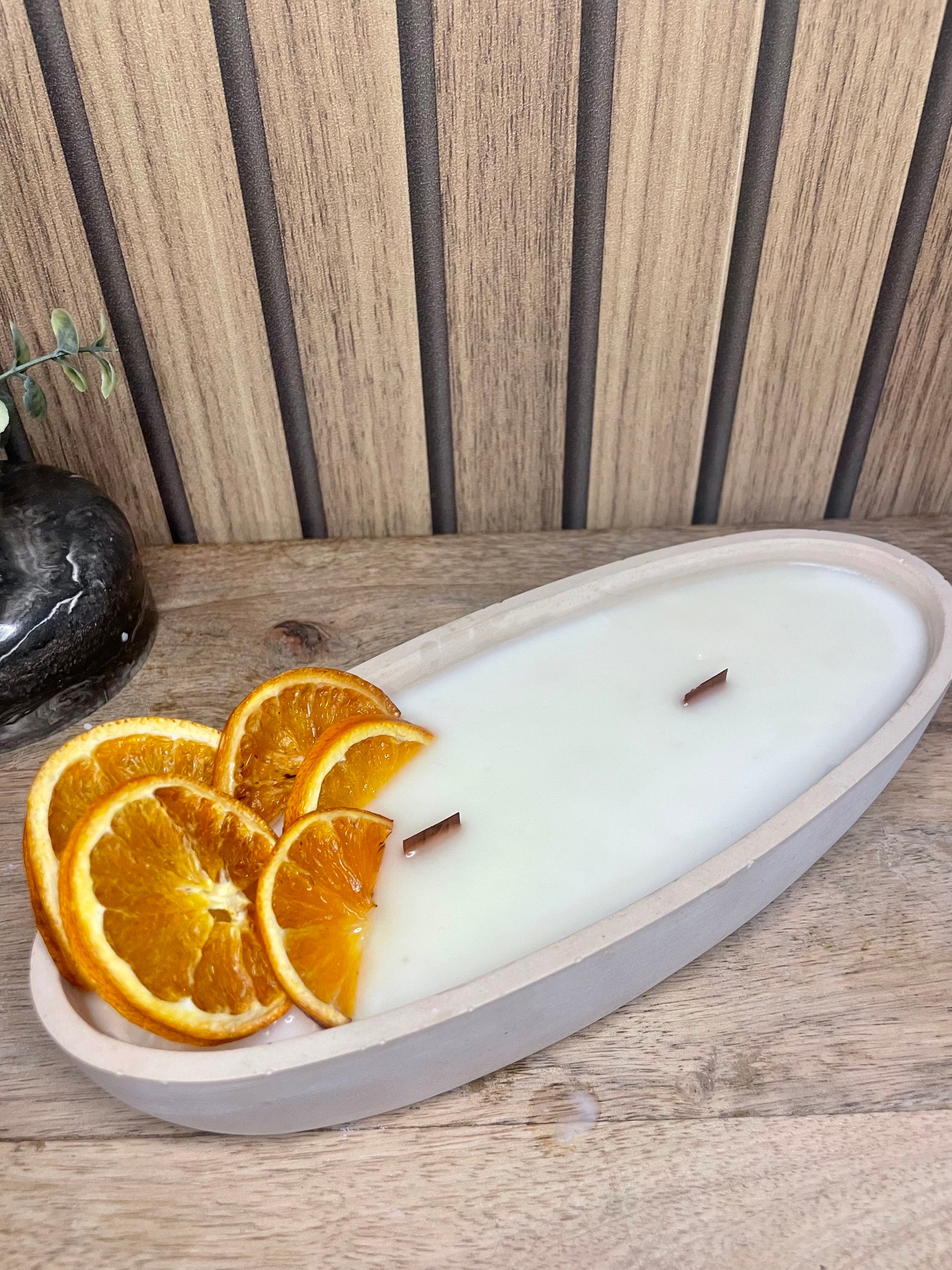 Décoration, objets déco, bougie parfumée. Oranges séchées. Personnaliser. Cire de soja et parfums de Grasse. France. Artisanat Français. Nouvelle collection. Couleur et senteur aux choix. 
Vanille, Monoï.
Contenant poudre de moulage fait à la main.