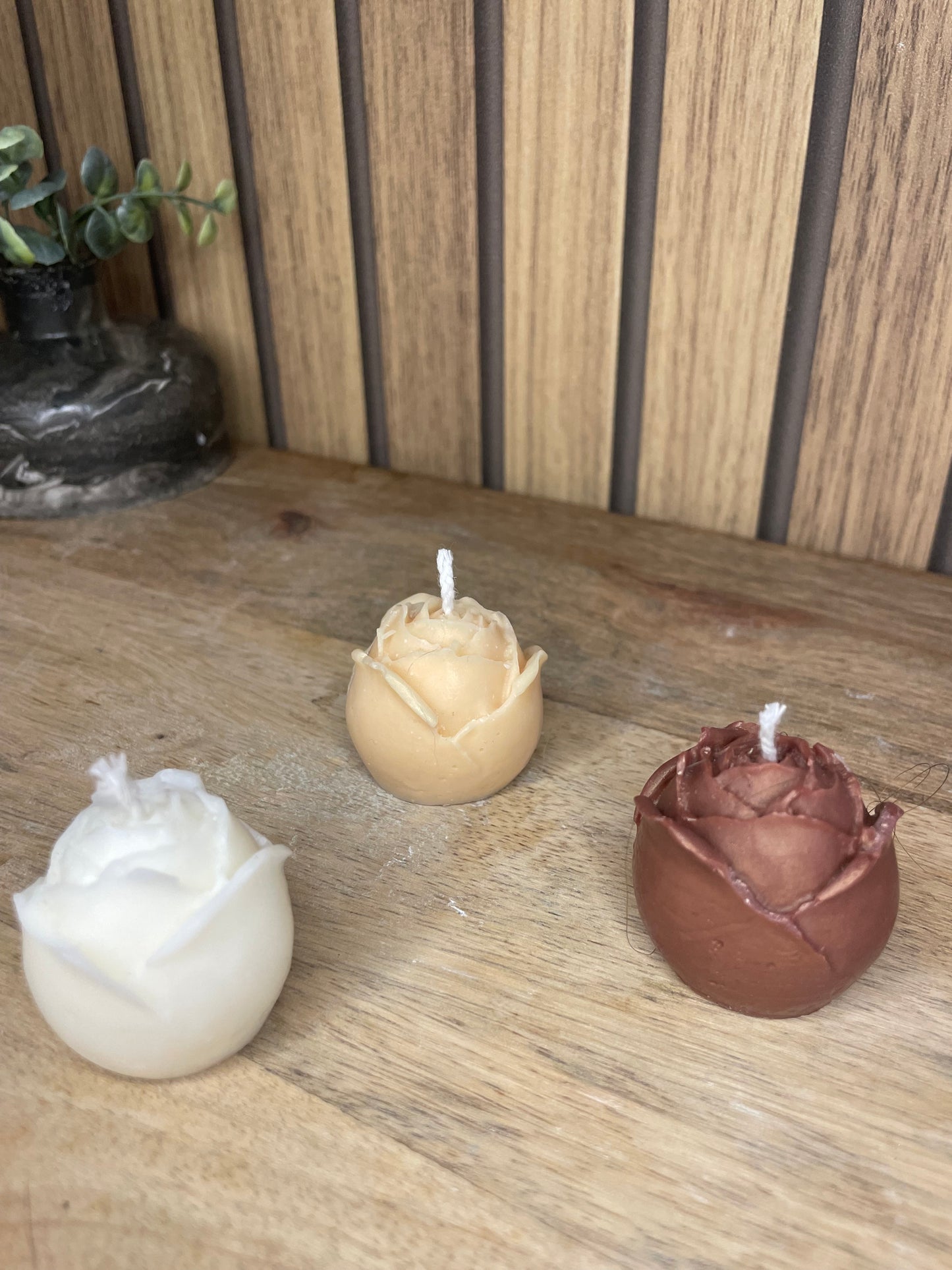 Décoration bougie parfumée en forme de roses personnalisable. Cire végétal et fragrances de Grasse. Bougie artisanale. Cadeaux pour événements et cérémonies