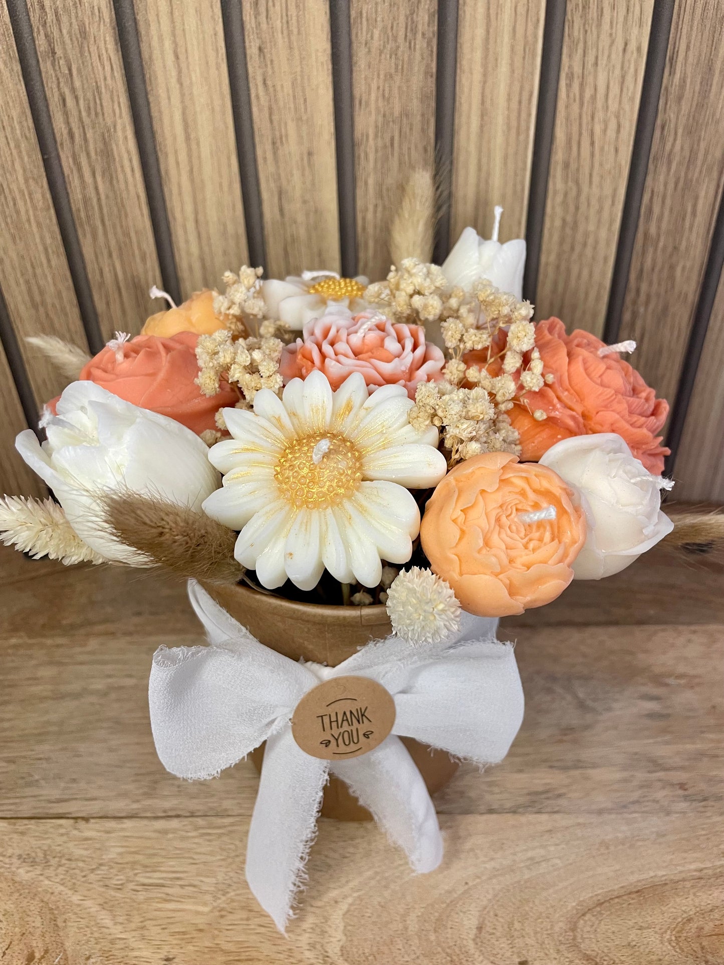 Bouquet de bougies parfumées. Fleurs pivoine rose tulipe marguerite et fleurs séchées. Fabrication artisanale fait main. Cire végétal et parfum de Grasse. Bougie artisanale. Cadeaux fêtes événements et cérémonies. Boîte à fleurs. Anniversaire baptême communion plaisir d’offrir