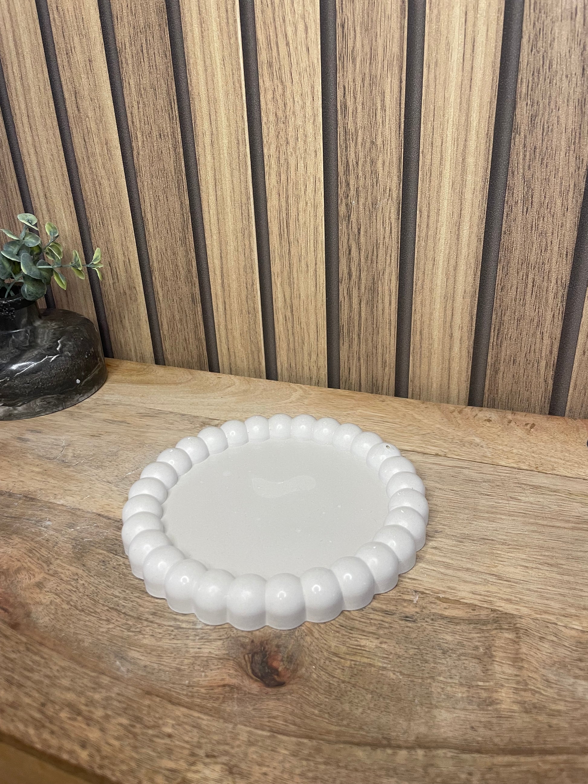 Plateau. Vide poche. Décoration. Plateau rond. Maison. Objets déco. A personnaliser. Tendance. Déposez vos bijoux, vos clés, vos bougies, vase, verres. Maison. Poudre de moulage écologique. Artisan Français. Fait main. Cadeaux. Vous pouvez y faire fondre vos bougies.
