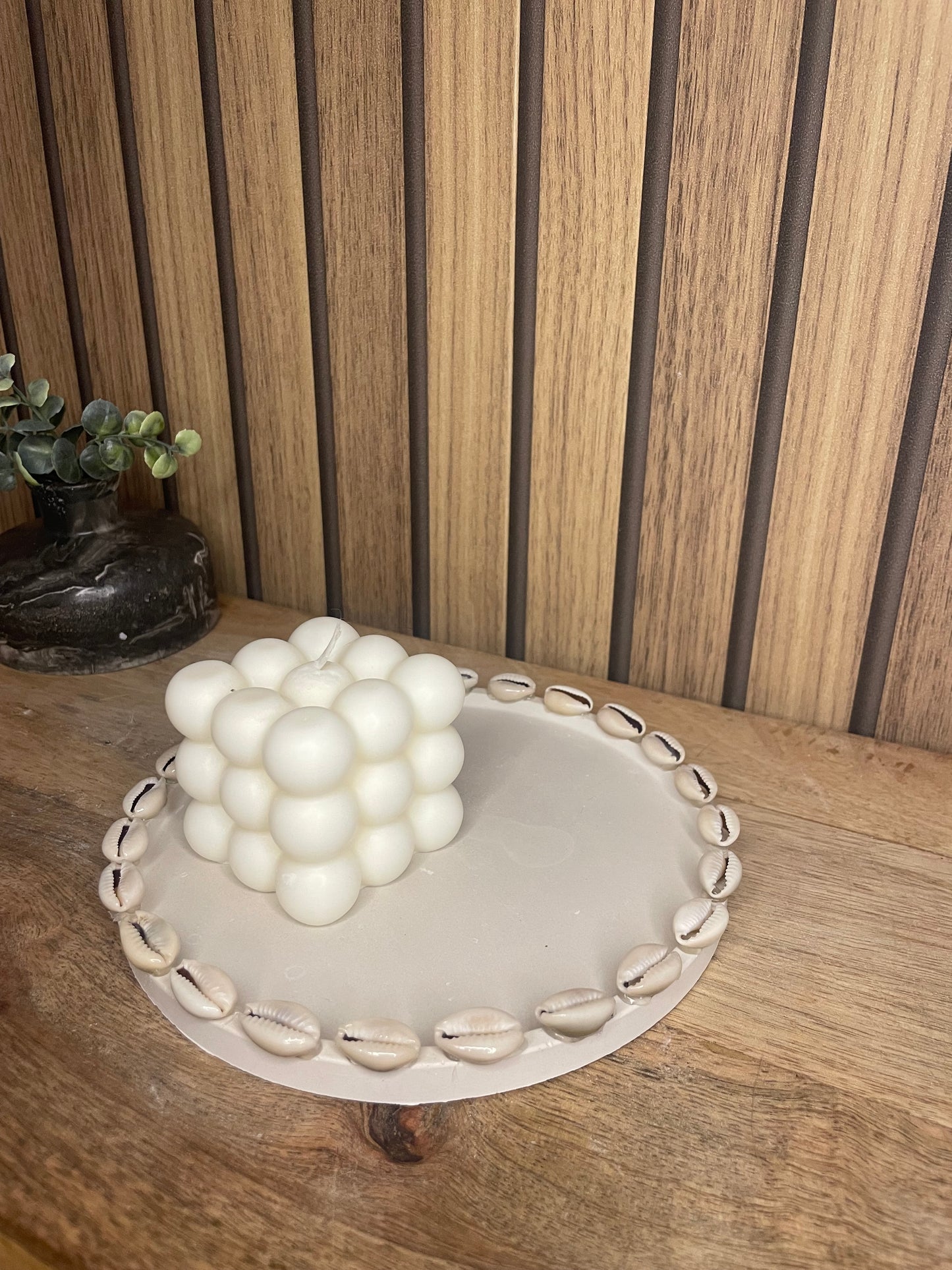 Plateau. Vide poche. Décoration. Plateau rond. Maison. Objets déco. A personnaliser. Tendance. Déposez vos bijoux, vos clés, vos bougies, vase, verres. Maison. Poudre de moulage écologique. Artisan Français. Fait main. Cadeaux. Vous pouvez y faire fondre vos bougies.. coquillages.