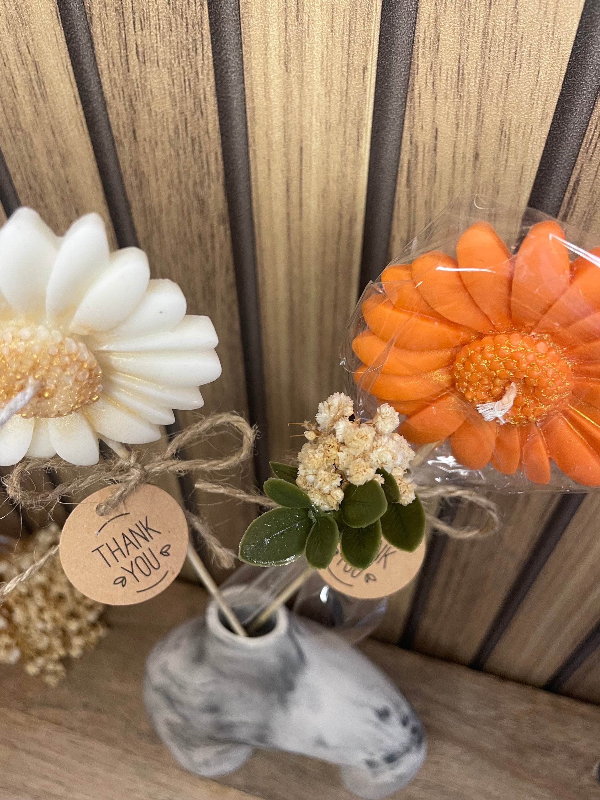 Décoration et cadeau bougie parfumée marguerite à personnaliser. Cire végétal et fragrances de Grasse. Bougie artisanale. Cadeaux invités cérémonies et événements. Mariage baptême anniversaire communion. Plaisir d’offrir