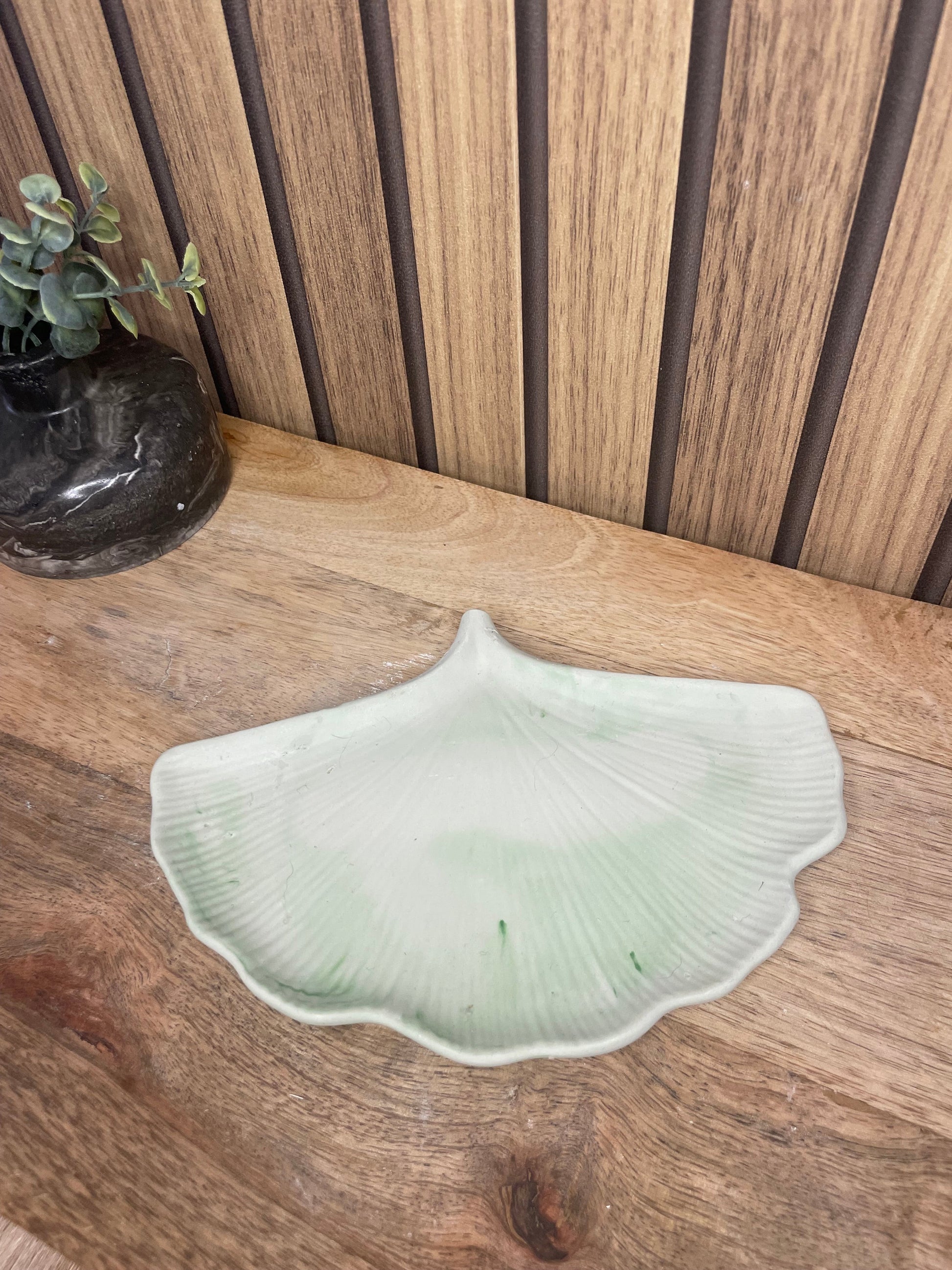 Vide poche feuille. Déco. Objets déco. A personnaliser. Tendance. Déposez vos bijoux, vos clés, vos pièces de monnaies. Maison. Poudre de moulage écologique. Artisan Français. Fait main. Cadeaux. Vous pouvez y faire fondre vos bougies.