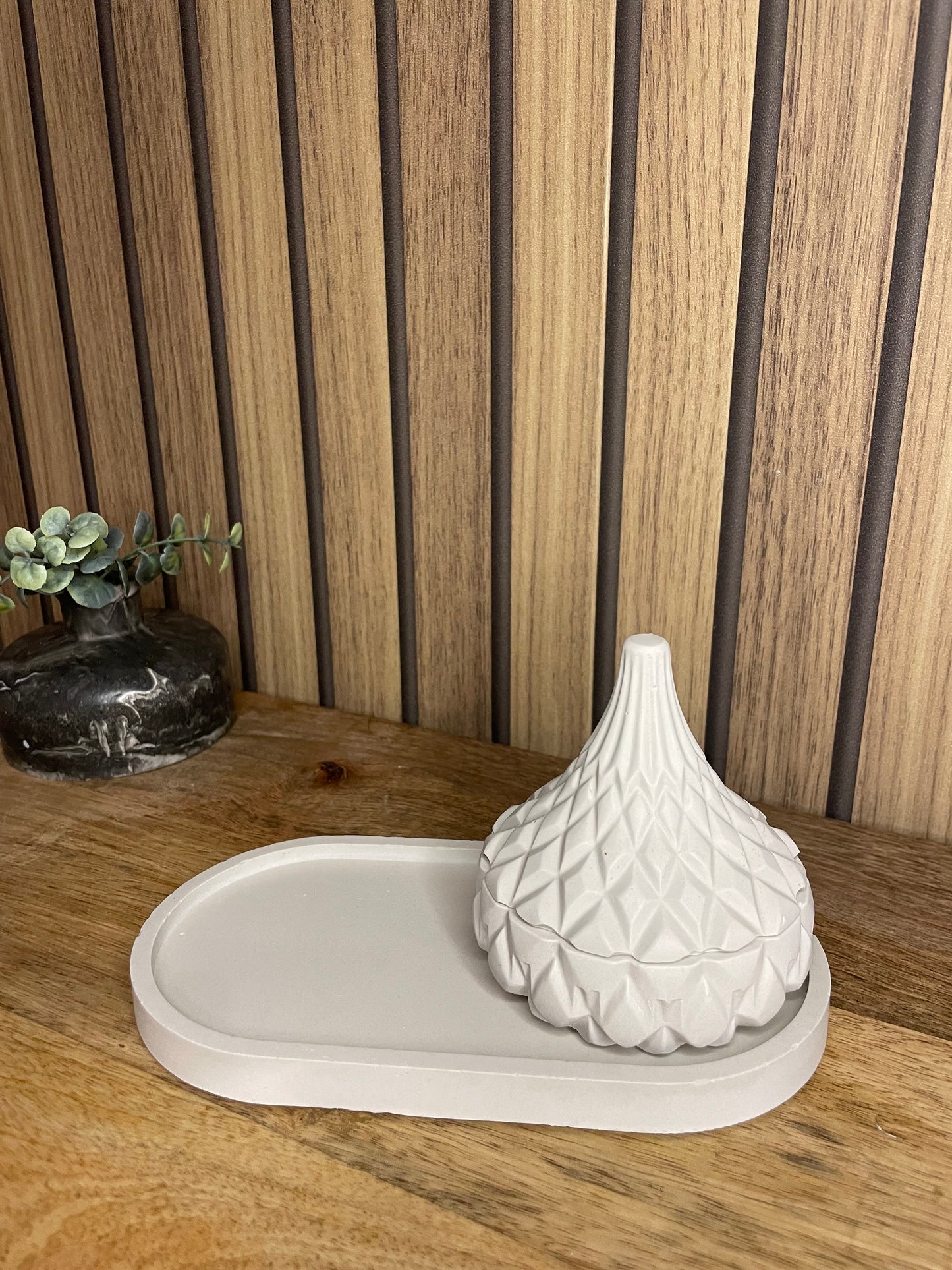 Plateau. Vide poche. Décoration. Plateau oval. Maison. Objets déco. A personnaliser. Tendance. Déposez vos bijoux, vos clés, vos bougies, vase, verres. Maison. Poudre de moulage écologique. Artisan Français. Fait main. Cadeaux. Vous pouvez y faire fondre vos bougies.