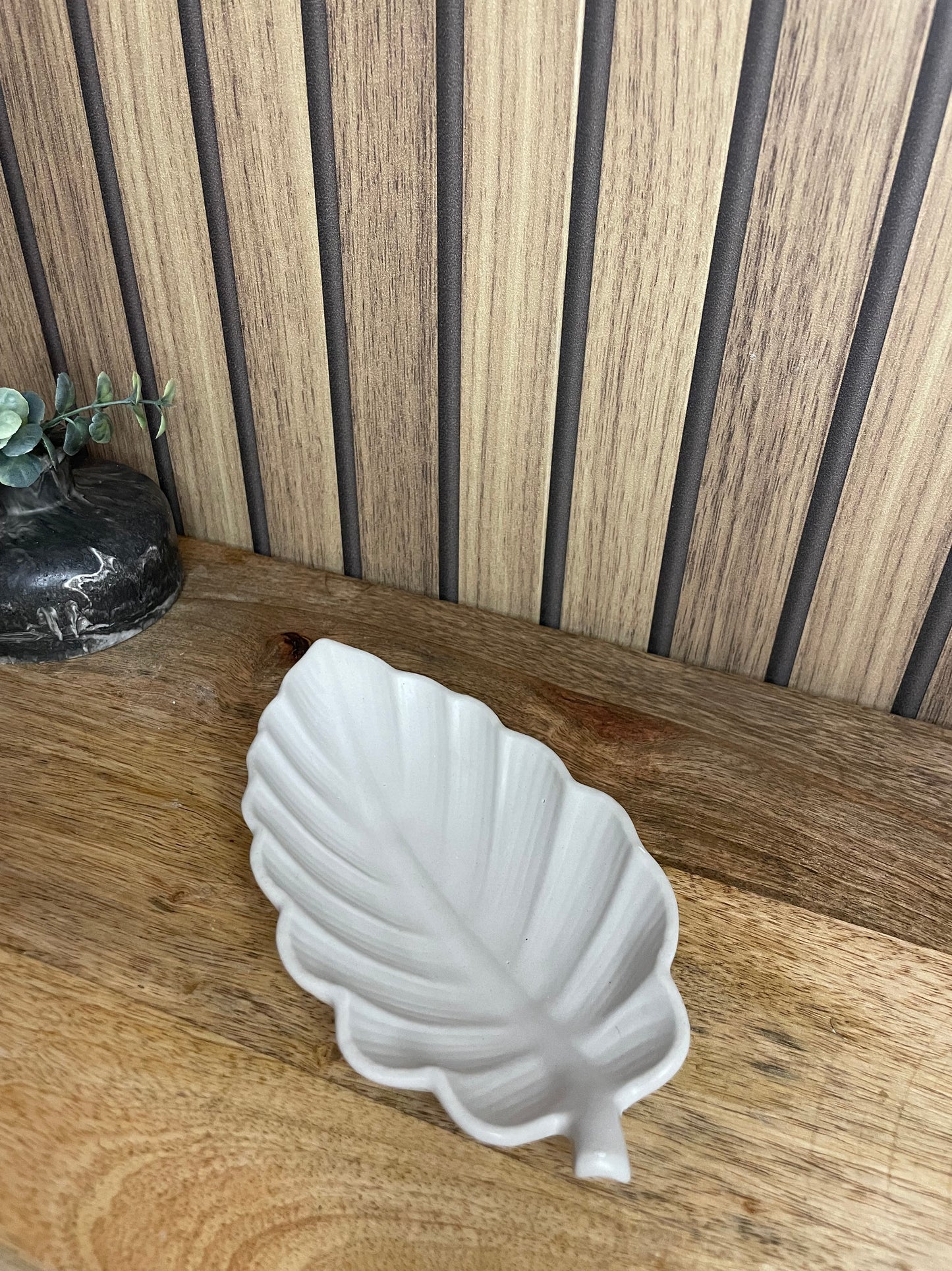 Vide poche feuille. Déco. Objets déco. A personnaliser. Tendance. Déposez vos bijoux, vos clés, vos pièces de monnaies. Maison. Poudre de moulage écologique. Artisan Français. Fait main. Cadeaux. Vous pouvez y faire fondre vos bougies.