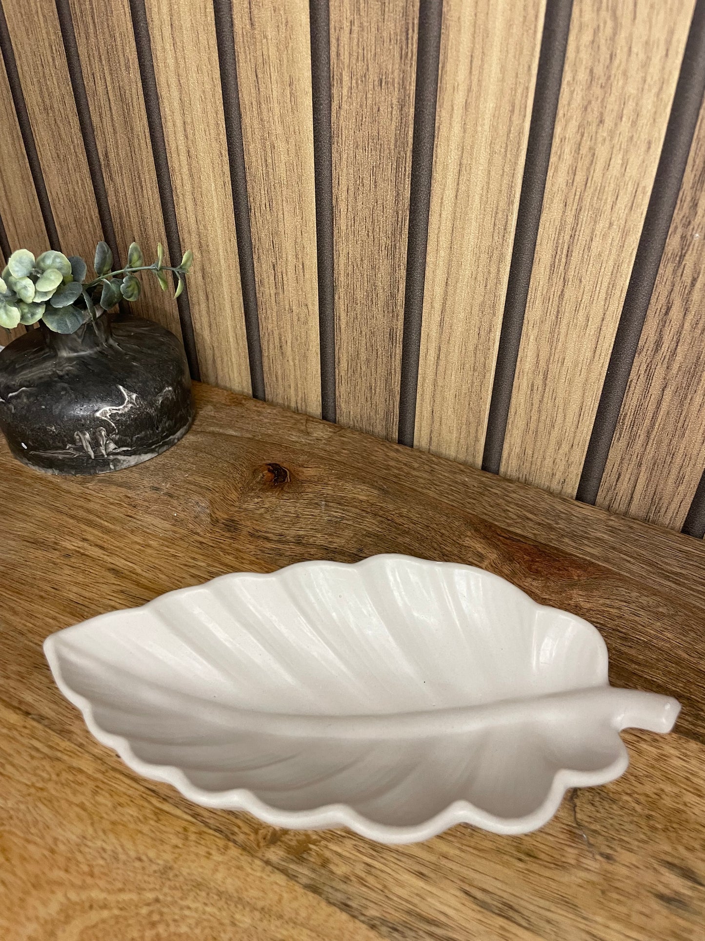 Vide poche feuille. Déco. Objets déco. A personnaliser. Tendance. Déposez vos bijoux, vos clés, vos pièces de monnaies. Maison. Poudre de moulage écologique. Artisan Français. Fait main. Cadeaux. Vous pouvez y faire fondre vos bougies.
