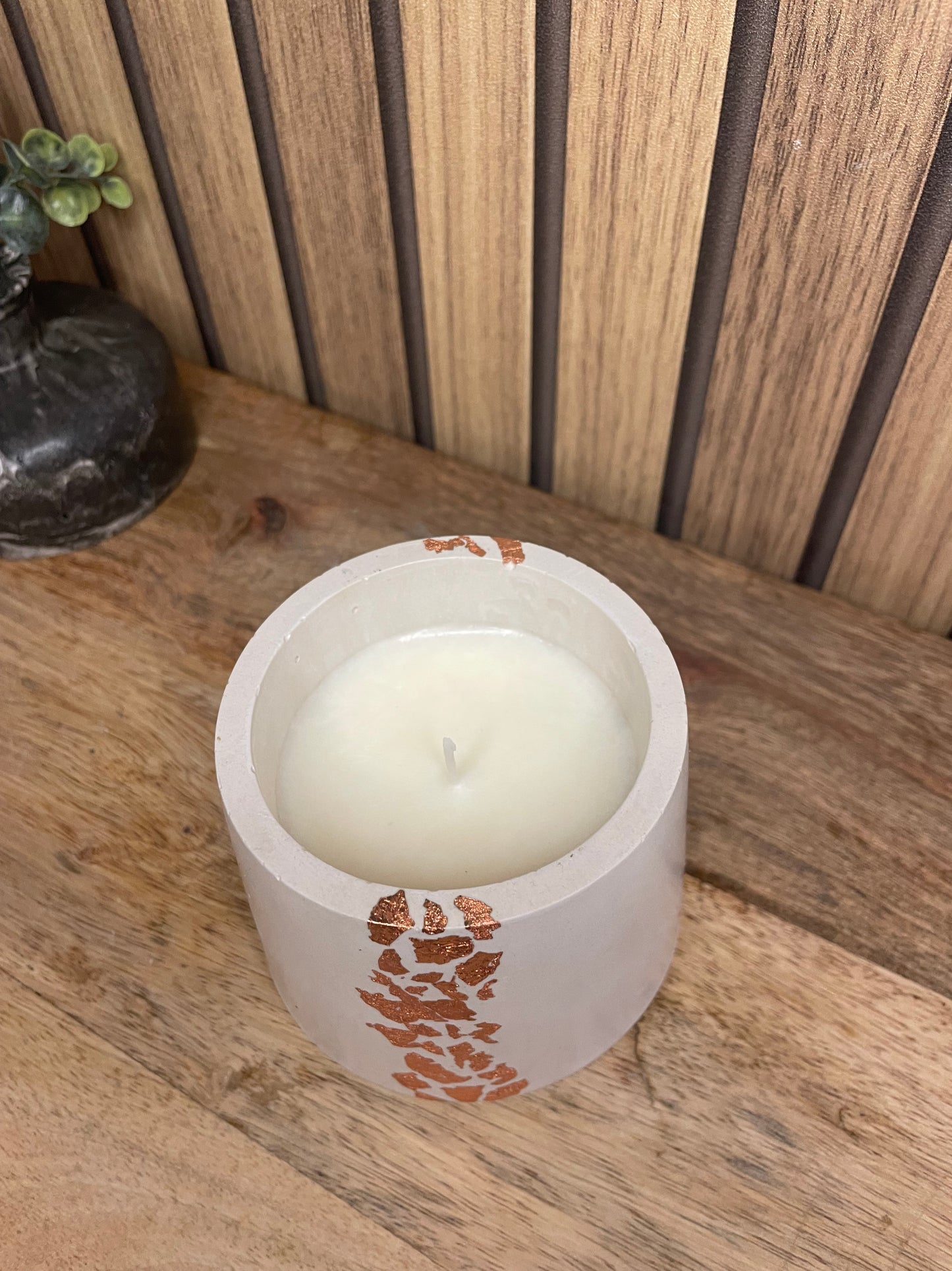 Décoration bougie parfumée blanche et cuivrée