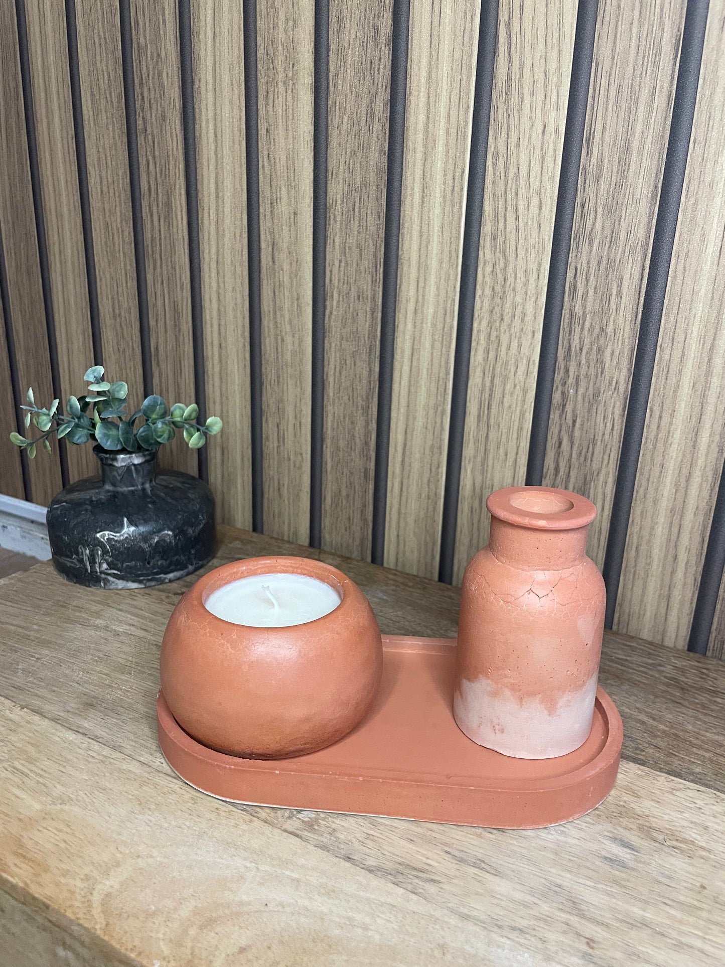 Ensemble 3 pièces. Déco. Décoration. Maison. Plateau, vase et bougie. Bougies parfumées. Poudre de moulage écologique, cire de soja et parfum de Grasse. Senteurs. Parfum d’intérieur. Décorer sa maison. Artisanat Français. Fait main. Tendance déco. Terracotta. Cadeaux.