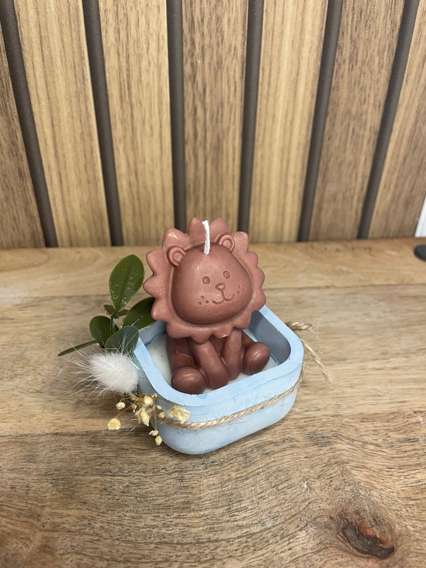 Décoration bougie parfumée lion et fleurs séchées personnalisable. Cire végétal et fragrances de Grasse. Bougie artisanale. Cadeaux pour événements et cérémonies 
