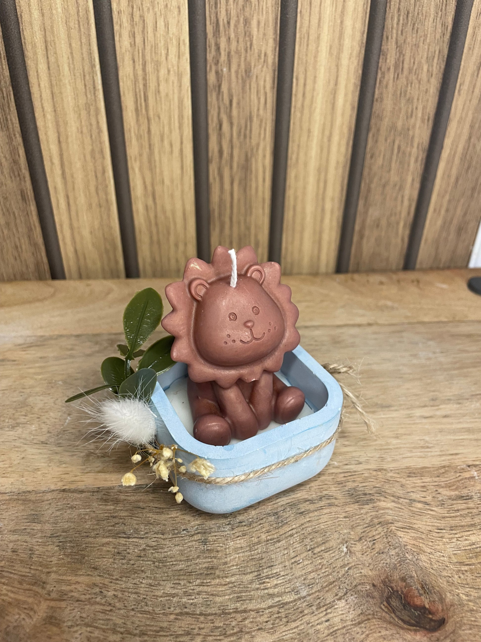 Décoration bougie parfumée lion et fleurs séchées personnalisable. Cire végétal et fragrances de Grasse. Bougie artisanale. Cadeaux pour événements et cérémonies 