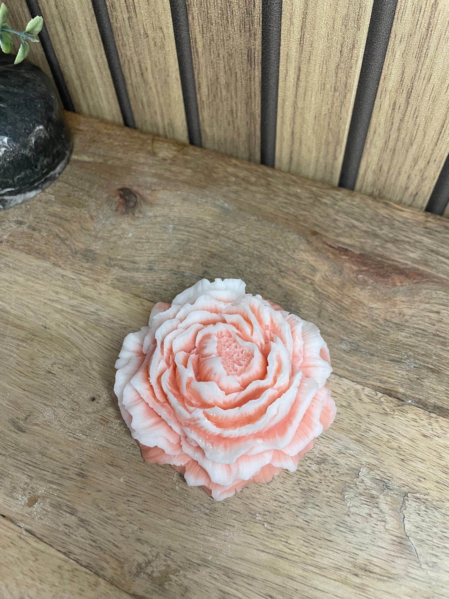 Décoration bougie parfumée pivoine bicolore personnalisable. Cire végétal et fragrances de Grasse. Bougie artisanale. Cadeaux pour événements et cérémonies. Boîte cadeaux avec noeud ou fleurs séchées 