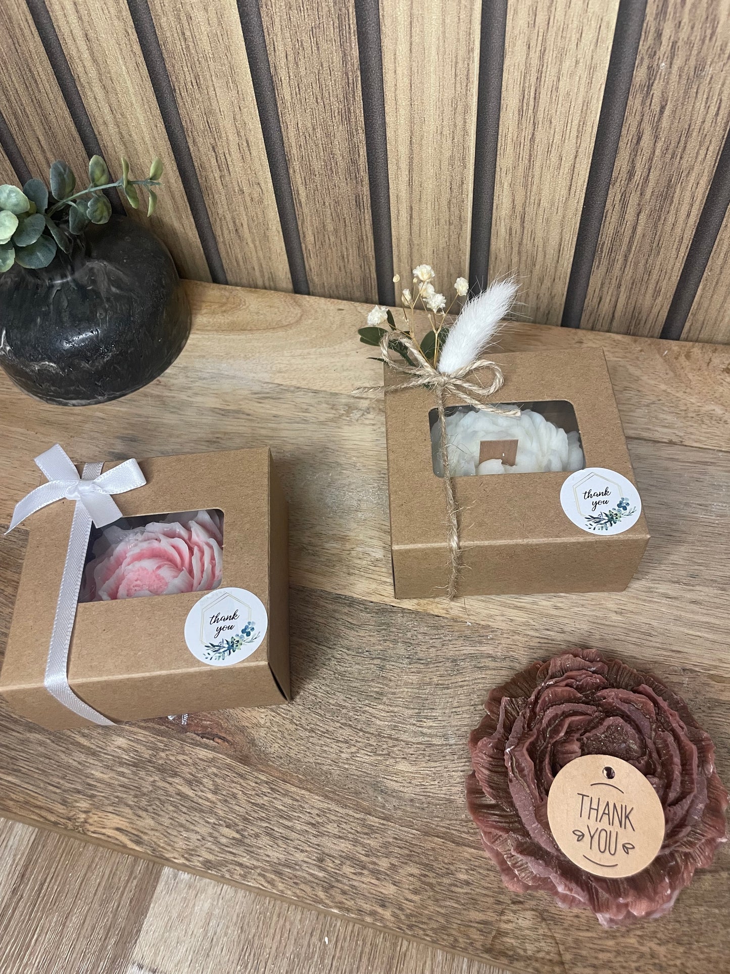 Décoration bougie parfumée pivoine personnalisable. Cire végétal et fragrances de Grasse. Bougie artisanale. Cadeaux pour événements et cérémonies. Boîte cadeaux avec noeud ou fleurs séchées 