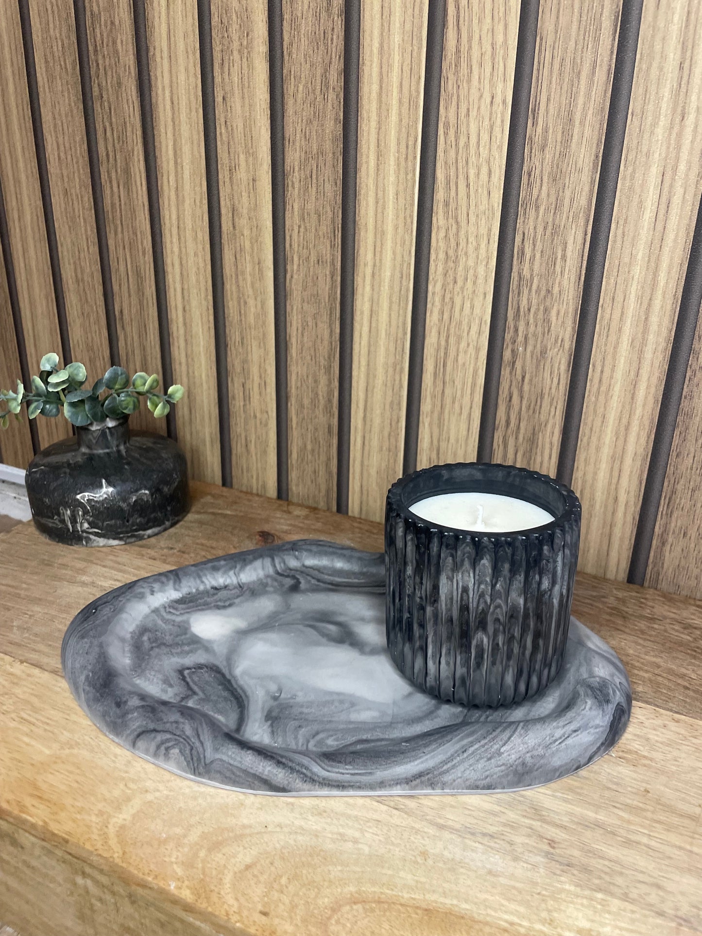 Plateau. Vide poche. Décoration. Plateau ergonomique. Maison. Objets déco. A personnaliser. Tendance. Déposez vos bijoux, vos clés, vos bougies, vase, verres. Maison. Poudre de moulage écologique. Artisan Français. Fait main. Cadeaux. Vous pouvez y faire fondre vos bougies. 