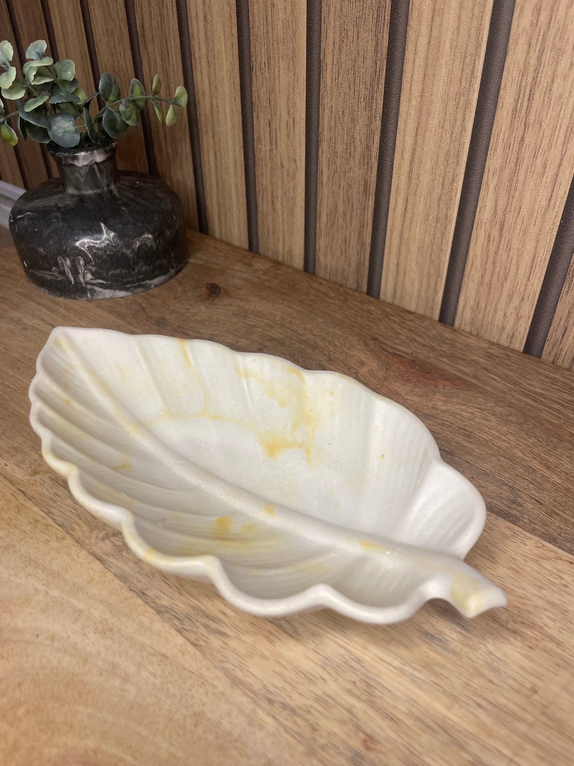 Vide poche feuille. Déco. Objets déco. A personnaliser. Tendance. Déposez vos bijoux, vos clés, vos pièces de monnaies. Maison. Poudre de moulage écologique. Artisan Français. Fait main. Cadeaux. Vous pouvez y faire fondre vos bougies. 
