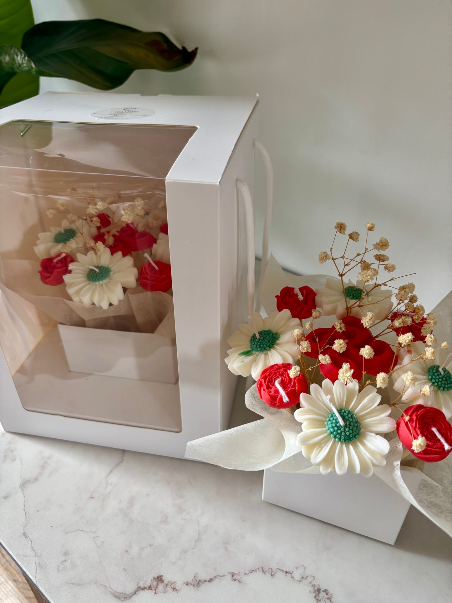 Bouquet de bougies. Bougie parfumée. Bouquet. Fleur. Boîte cadeau. Idée cadeau. Noël. Fête des mères. St Valentin. Pays basques. Rouge. Artisanat français. Bouquet de fleurs. Croix basque. Décoration. Fait main. 