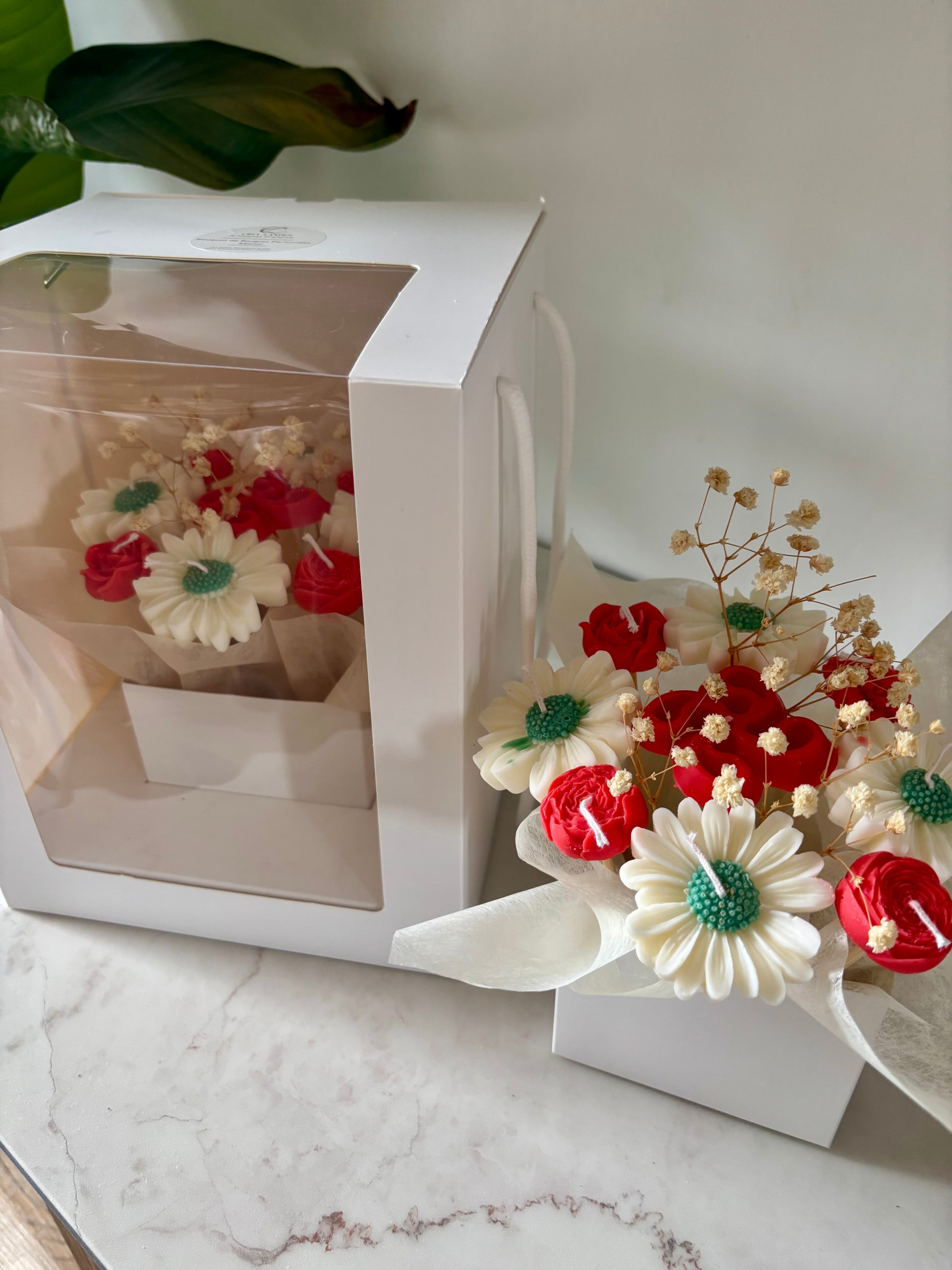 Bouquet de bougies. Bougie parfumée. Bouquet. Fleur. Boîte cadeau. Idée cadeau. Noël. Fête des mères. St Valentin. Pays basques. Rouge. Artisanat français. Bouquet de fleurs. Croix basque. Décoration. Fait main. 