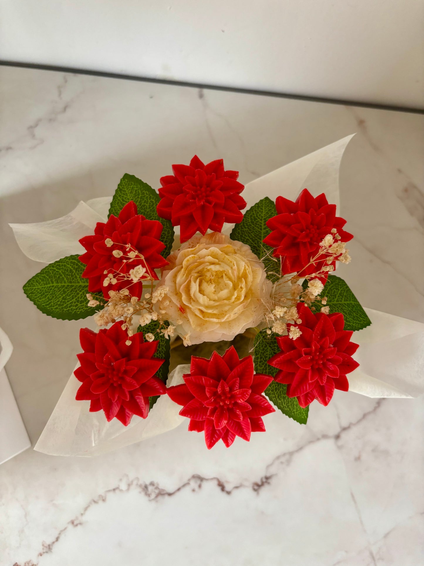 Bouquet de bougies. Cadeau. Noël. Cadeau de noël. Idée cadeau. Bougie parfumée. Fleur éternelle. Fleur. Bouquet. Décoration Noël. Artisanat. Artisanat Français. Fait main. Rouge. Pivoine. 
