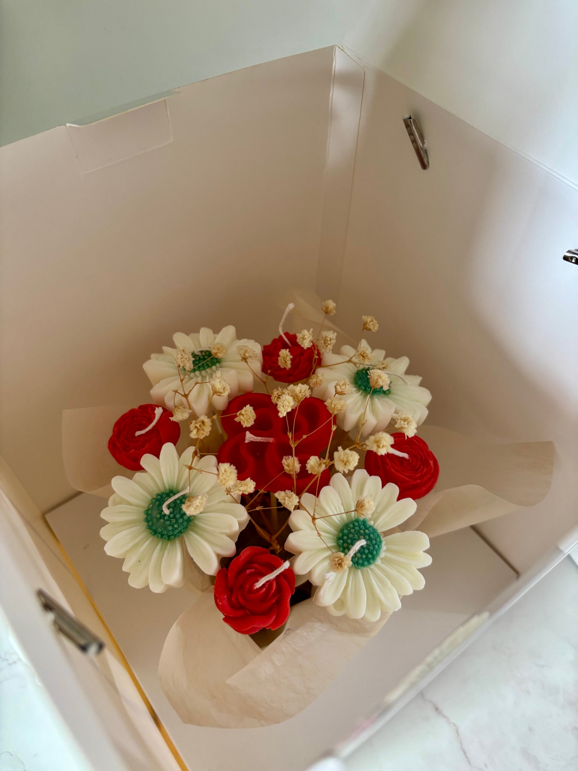 Bouquet de bougies. Bougie parfumée. Bouquet. Fleur. Boîte cadeau. Idée cadeau. Noël. Fête des mères. St Valentin. Pays basques. Rouge. Artisanat français. Bouquet de fleurs. Croix basque. 