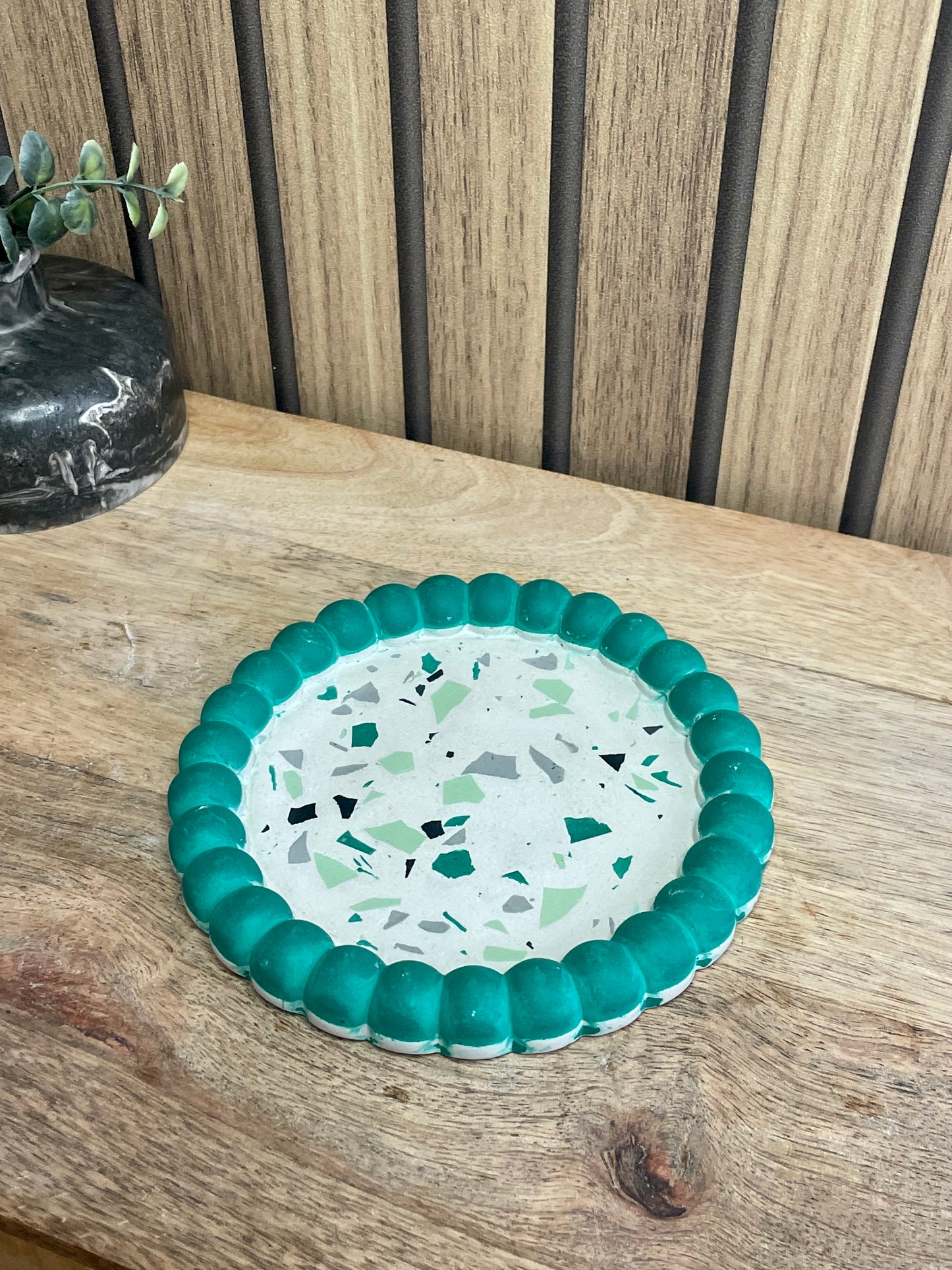 Plateau. Vide poche. Décoration. Plateau rond. Maison. Objets déco. A personnaliser. Terrazzo. Tendance. Déposez vos bijoux, vos clés, vos bougies, vase, verres. Maison. Poudre de moulage écologique. Artisan Français. Fait main. Cadeaux. Vous pouvez y faire fondre vos bougies. 