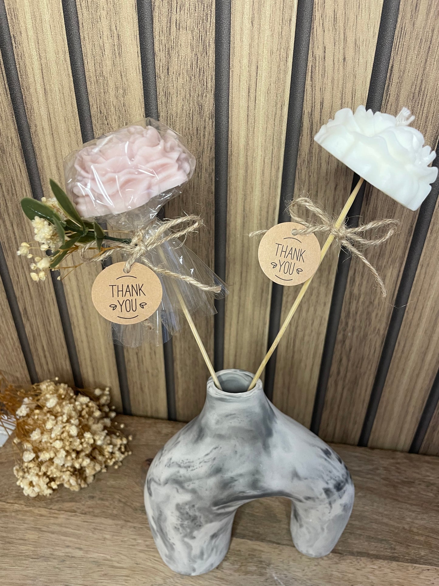 Décoration et cadeau bougie parfumée pivoine à personnaliser. Cire végétal et fragrances de Grasse. Bougie artisanale. Cadeaux invités cérémonies et événements. Mariage baptême anniversaire communion. Plaisir d’offrir 