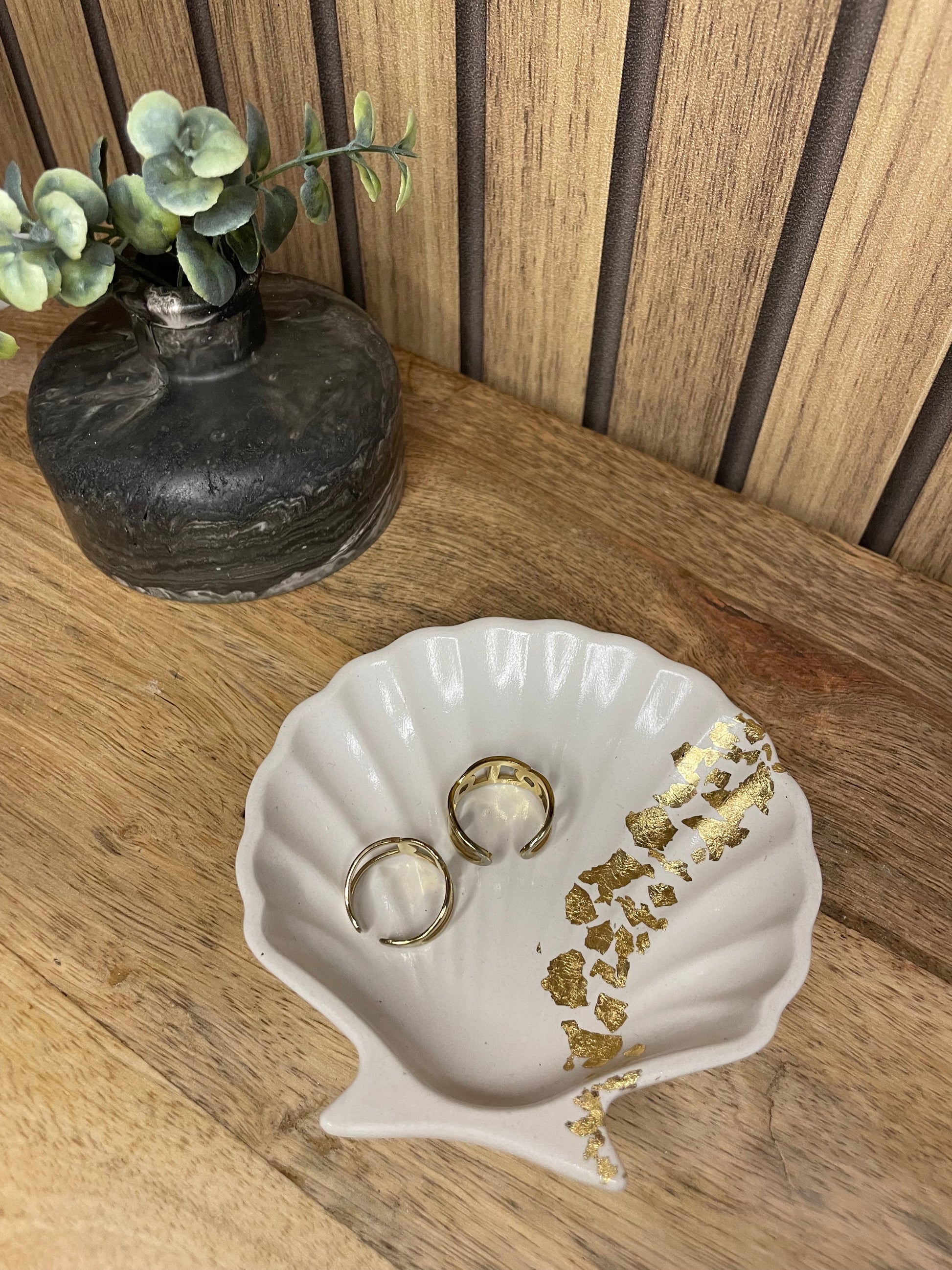 Vide poche coquillage. Coquillages. Déco. Objets déco. A personnaliser. Tendance. Déposez vos bijoux, vos clés, vos pièces de monnaies. Maison. Poudre de moulage écologique. Artisan Français. Fait main. Cadeaux. Vous pouvez y faire fondre vos bougies. Blanc et or