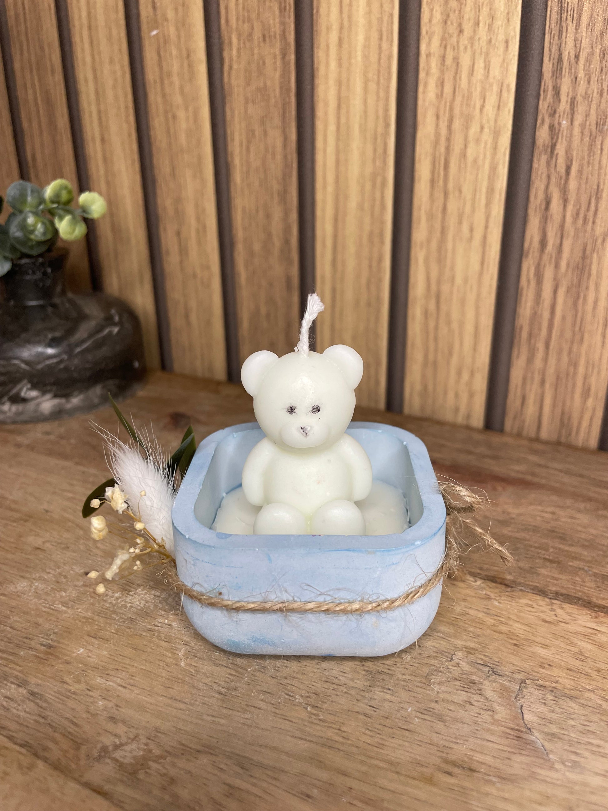 Décoration bougie parfumée nounours et fleurs séchées personnalisable. Cire végétal et fragrances de Grasse. Bougie artisanale. Cadeaux pour événements et cérémonies 