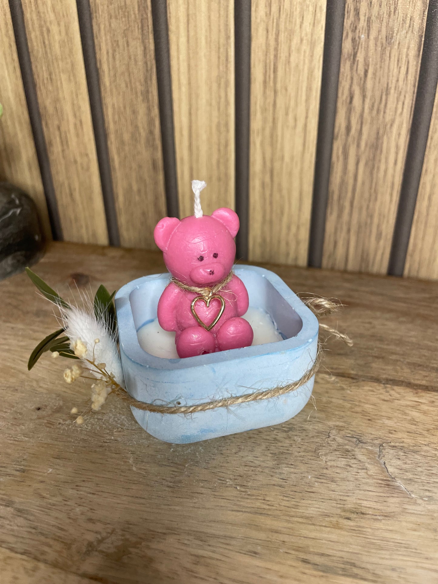 Décoration bougie parfumée nounours et fleurs séchées personnalisable. Cire végétal et fragrances de Grasse. Bougie artisanale. Cadeaux pour événements et cérémonies 