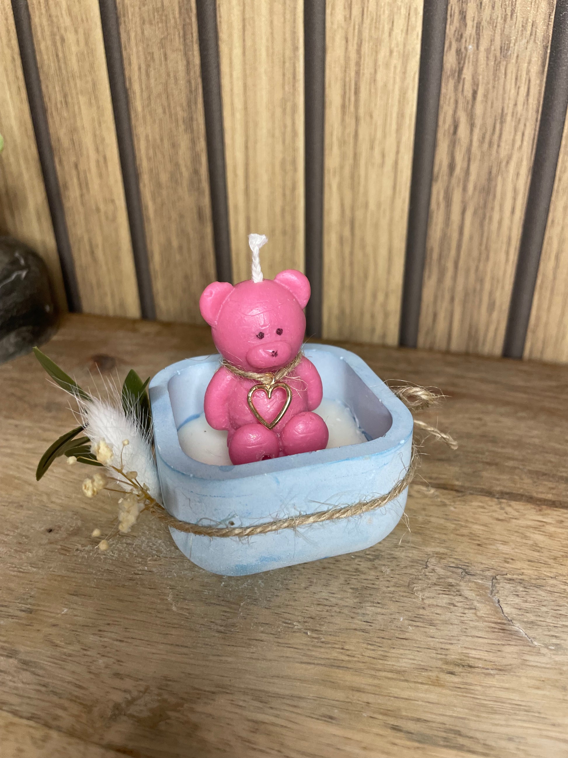 Décoration bougie parfumée nounours et fleurs séchées personnalisable. Cire végétal et fragrances de Grasse. Bougie artisanale. Cadeaux pour événements et cérémonies 