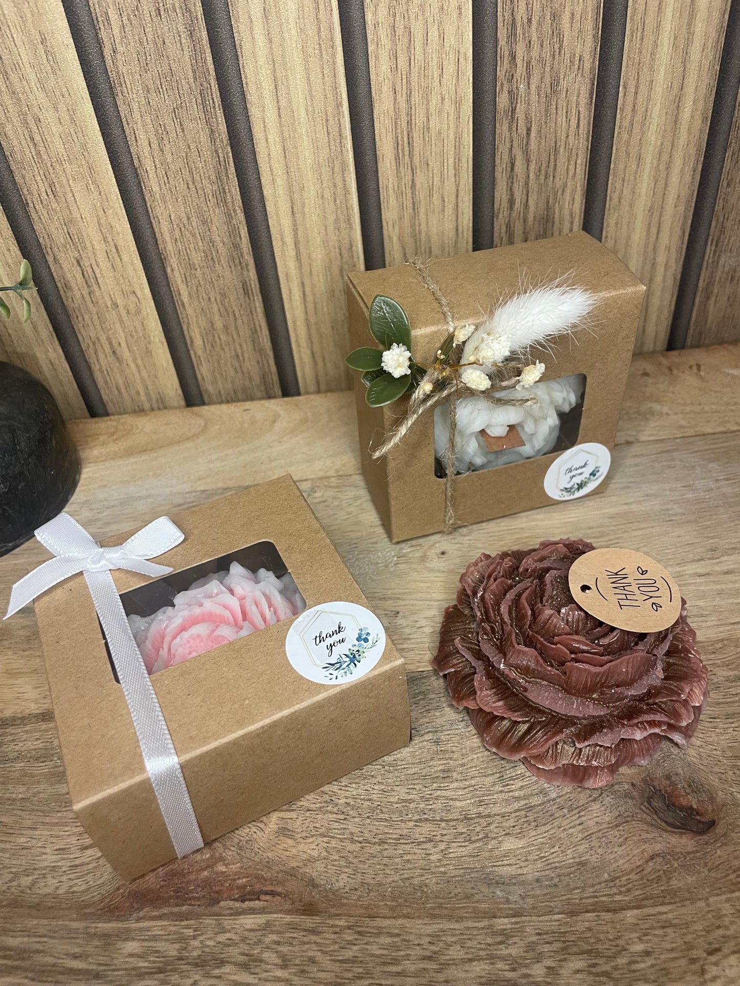 Décoration bougie parfumée pivoine personnalisable. Cire végétal et fragrances de Grasse. Bougie artisanale. Cadeaux pour événements et cérémonies. Boîte cadeaux avec noeud ou fleurs séchées 