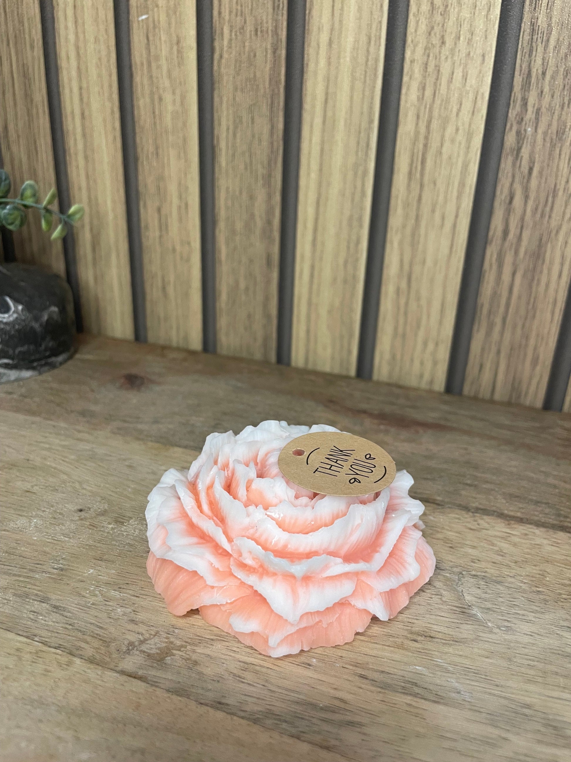 Décoration bougie parfumée pivoine bicolore personnalisable. Cire végétal et fragrances de Grasse. Bougie artisanale. Cadeaux pour événements et cérémonies. Boîte cadeaux avec noeud ou fleurs séchées 