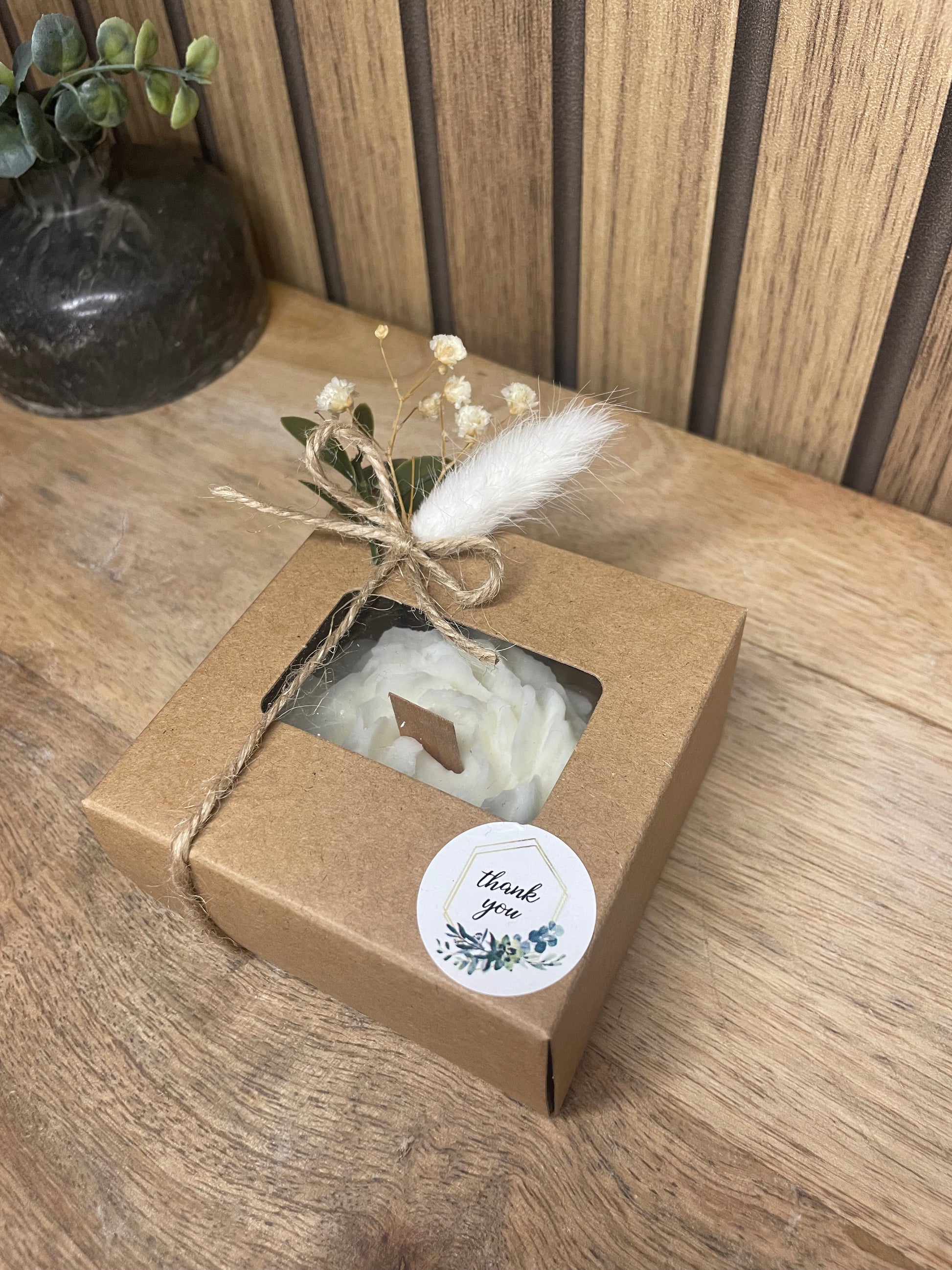 Décoration bougie parfumée pivoine personnalisable. Cire végétal et fragrances de Grasse. Bougie artisanale. Cadeaux pour événements et cérémonies. Boîte cadeaux avec noeud ou fleurs séchées 