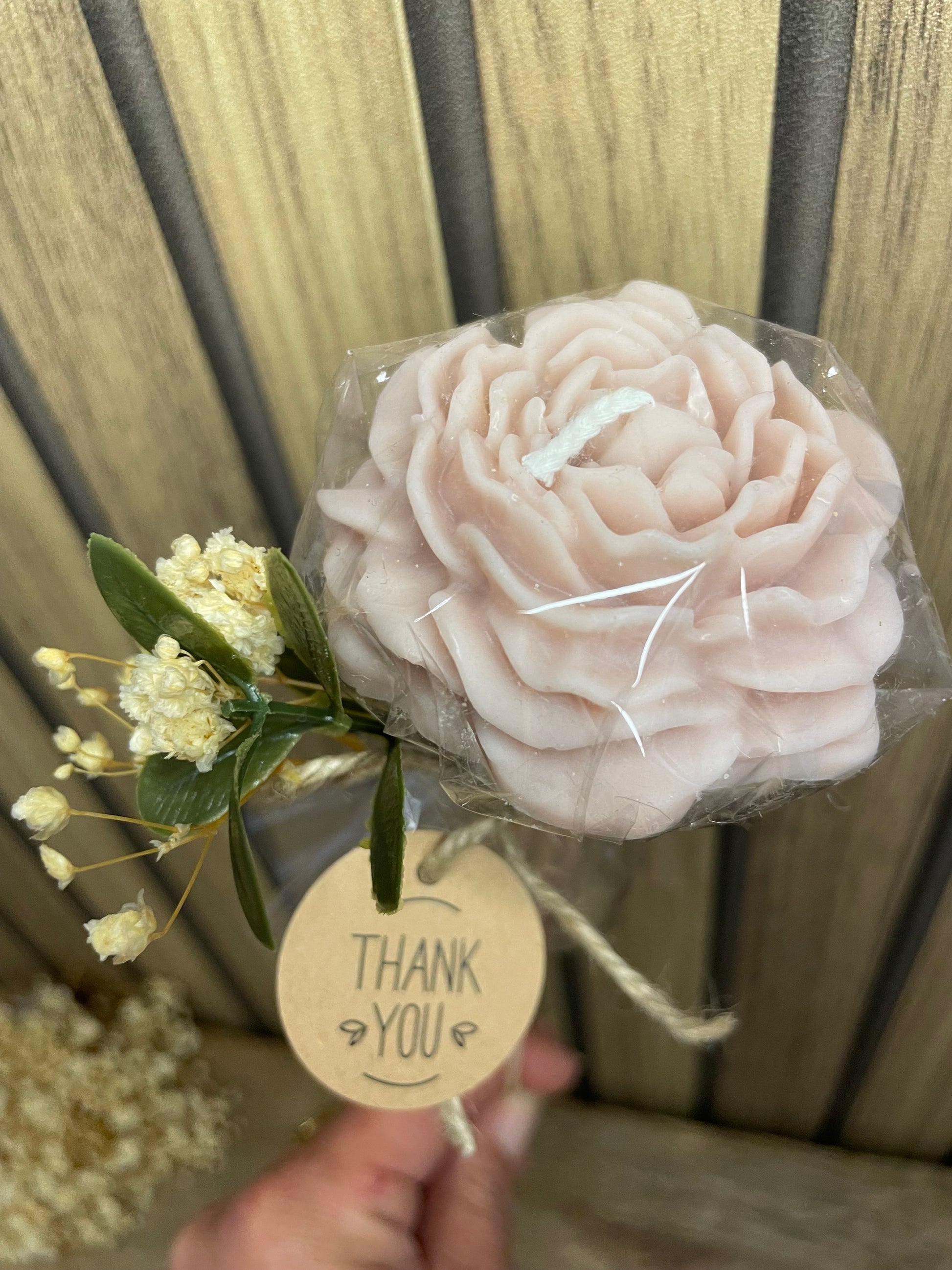 Décoration et cadeau bougie parfumée pivoine à personnaliser. Cire végétal et fragrances de Grasse. Bougie artisanale. Cadeaux invités cérémonies et événements. Mariage baptême anniversaire communion. Plaisir d’offrir. Fleurs séchées 