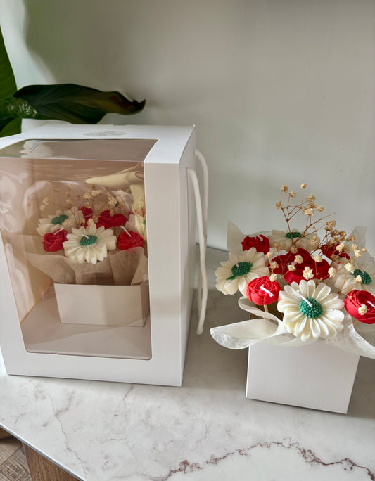 Bouquet de bougies. Bougie parfumée. Bouquet. Fleur. Boîte cadeau. Idée cadeau. Noël. Fête des mères. St Valentin. Pays basques. Rouge. Artisanat français. Bouquet de fleurs. 