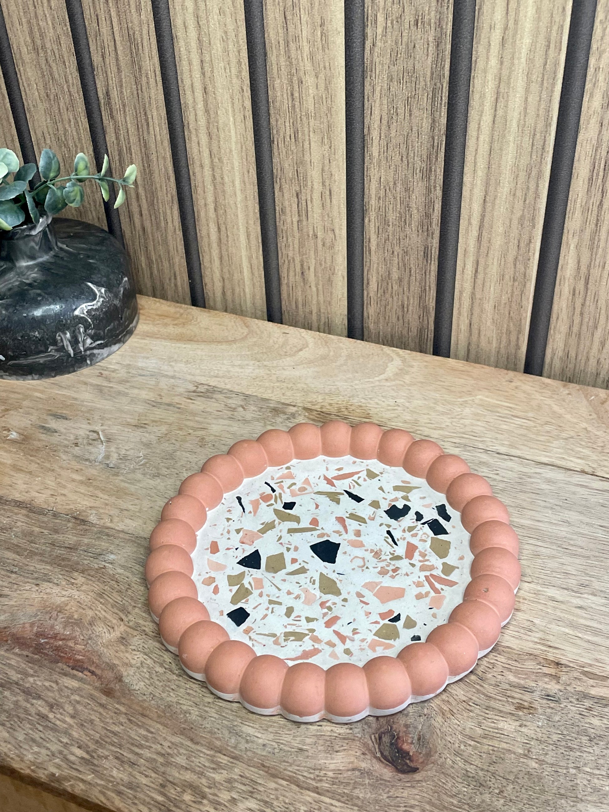 Plateau. Vide poche. Décoration. Plateau rond. Maison. Objets déco. A personnaliser. Terrazzo. Tendance. Déposez vos bijoux, vos clés, vos bougies, vase, verres. Maison. Poudre de moulage écologique. Artisan Français. Fait main. Cadeaux. Vous pouvez y faire fondre vos bougies. 