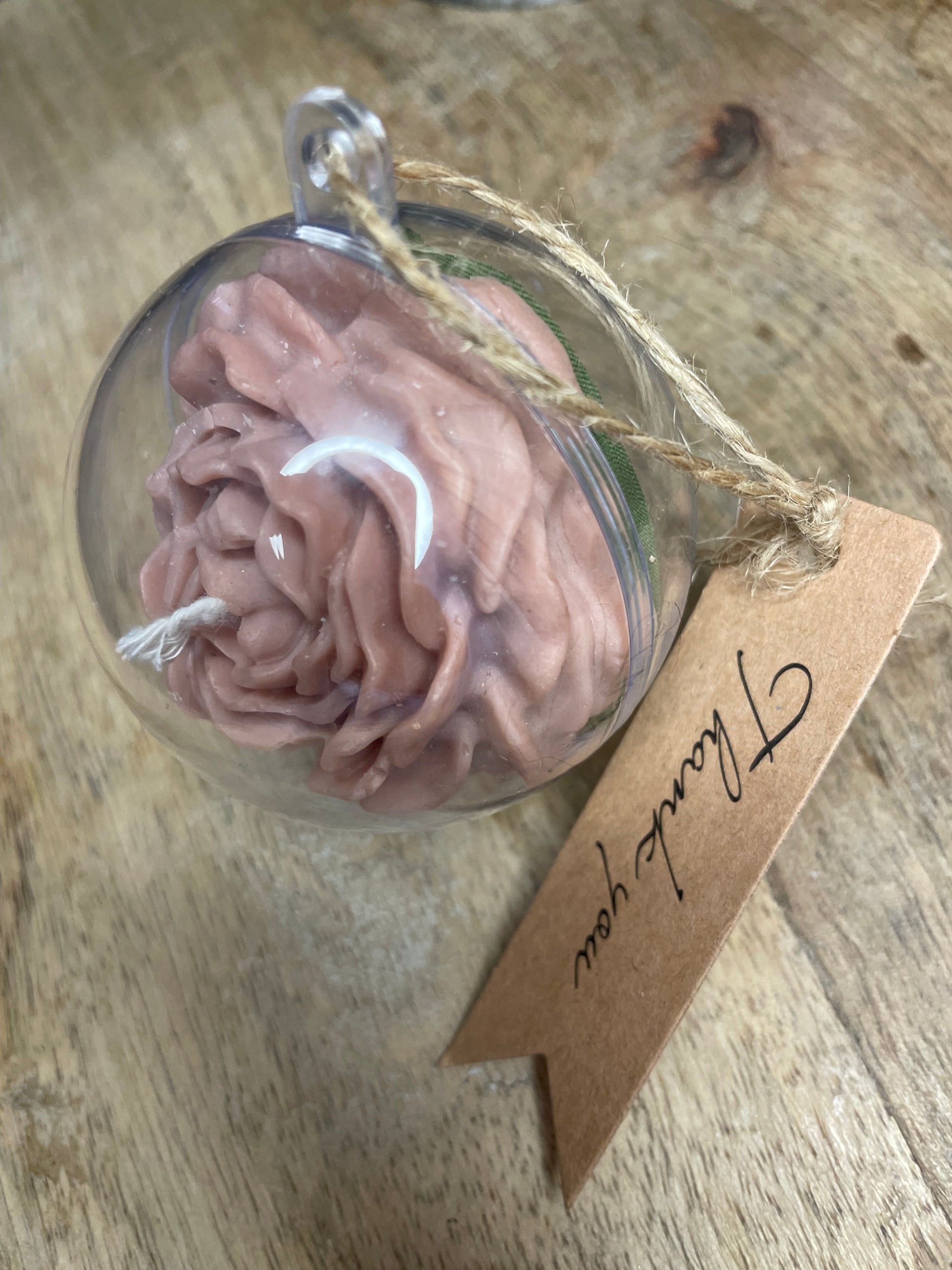 Décoration et cadeau bougie parfumée à personnaliser. Cire végétal et fragrances de Grasse. Bougie artisanale. Cadeaux invités cérémonies et événements. Mariage baptême anniversaire communion. Plaisir d’offrir. Fleur. Fondant parfumé. Cadeaux invités. Enfant. Cœur. Pivoine. Boule transparente. Merci 