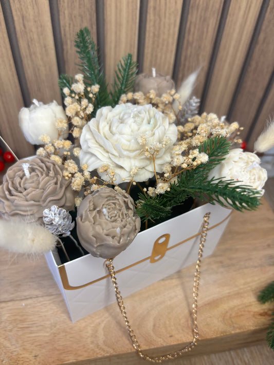 Bouquet. Fleur. Pivoine. Marguerite. Bougie parfumée. Déco. Vanille .
Bougie. Décoration de Noël. Idée cadeau. Sapin. Père Noël. Pomme de pin. Aiguilles de sapin. Baies.  Artisanat. Artisan. Petit créateur. Vert. Blanc. Beige.