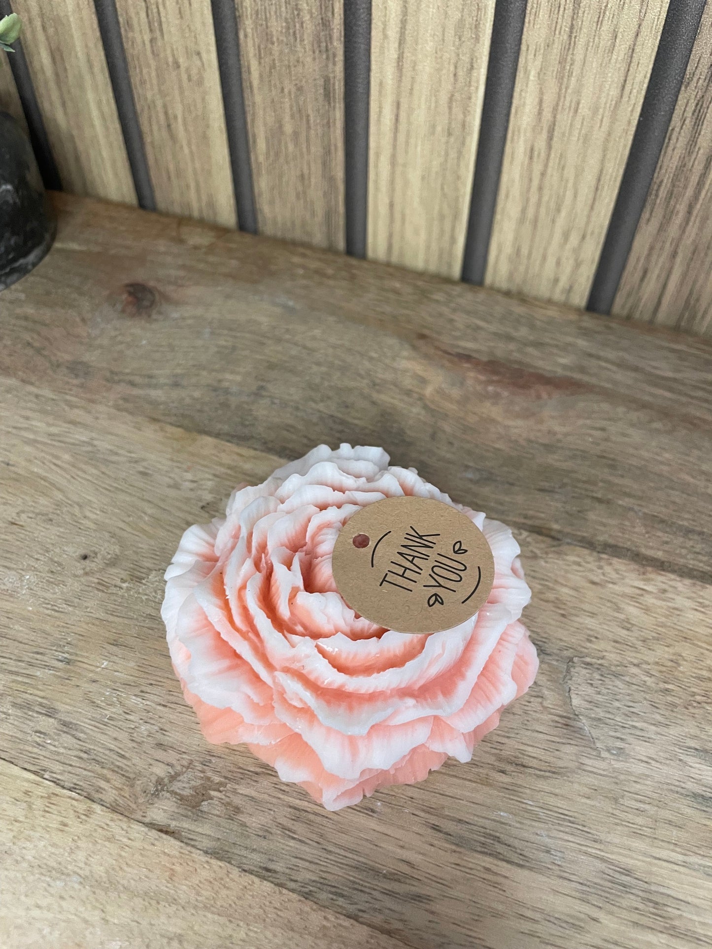 Décoration bougie parfumée pivoine bicolore personnalisable. Cire végétal et fragrances de Grasse. Bougie artisanale. Cadeaux pour événements et cérémonies. Boîte cadeaux avec noeud ou fleurs séchées 
